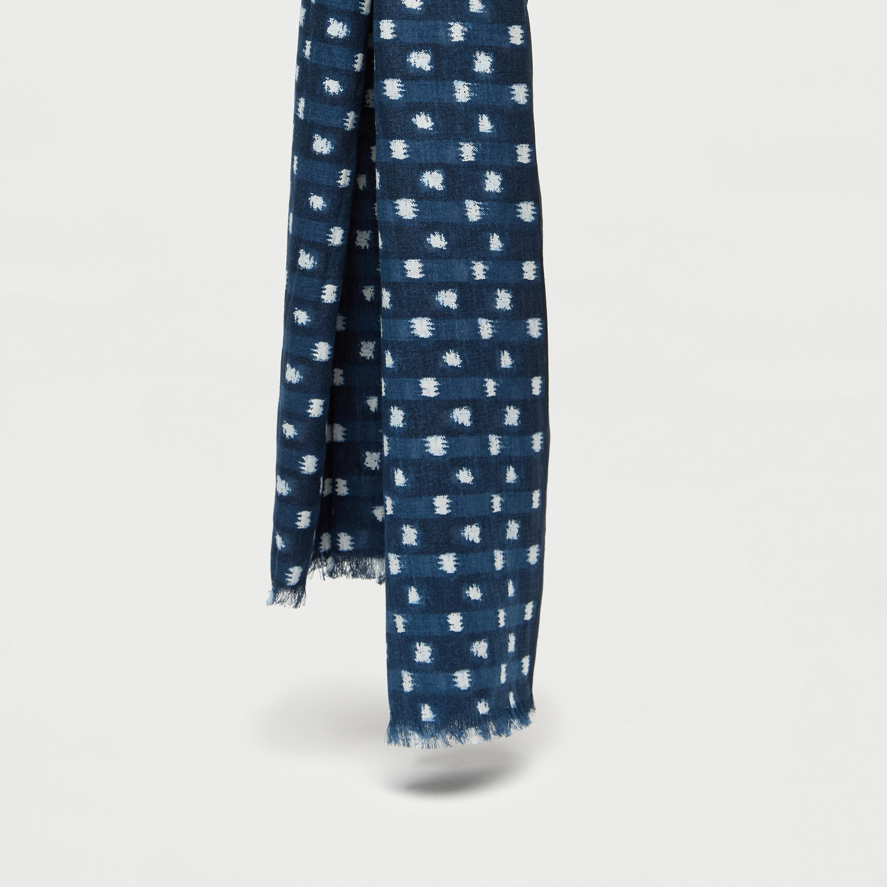 وشاح بطبعات وحواف شراشيب-men-scarvesandgloves-image-1