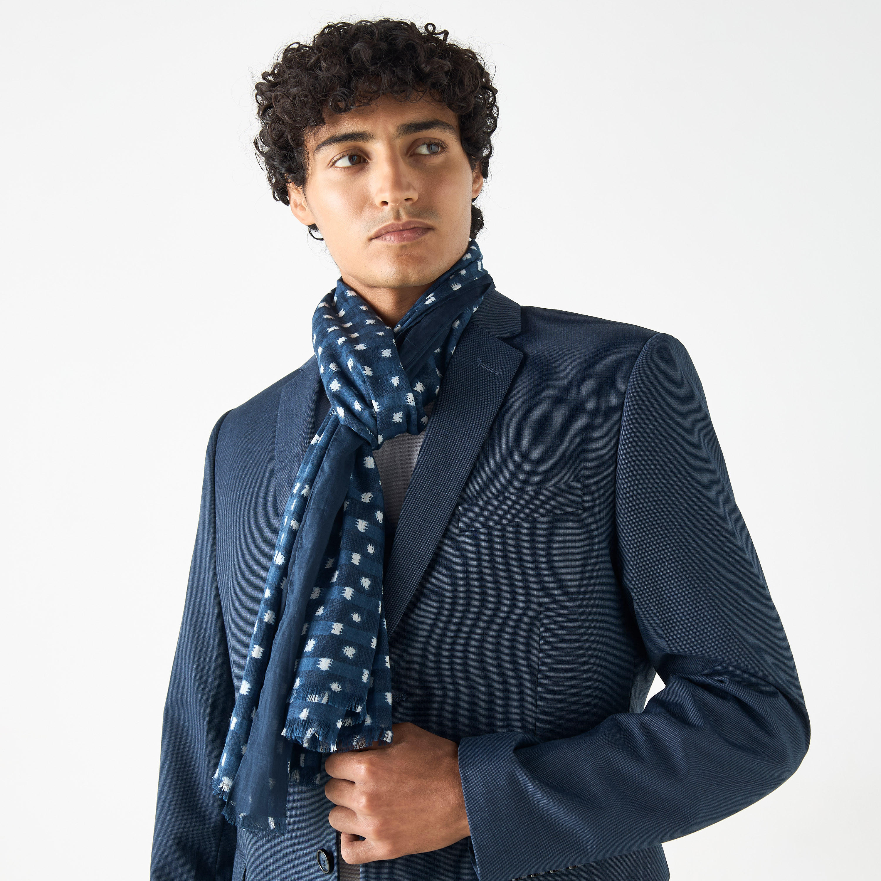 وشاح بطبعات وحواف شراشيب-men-scarvesandgloves-image-2