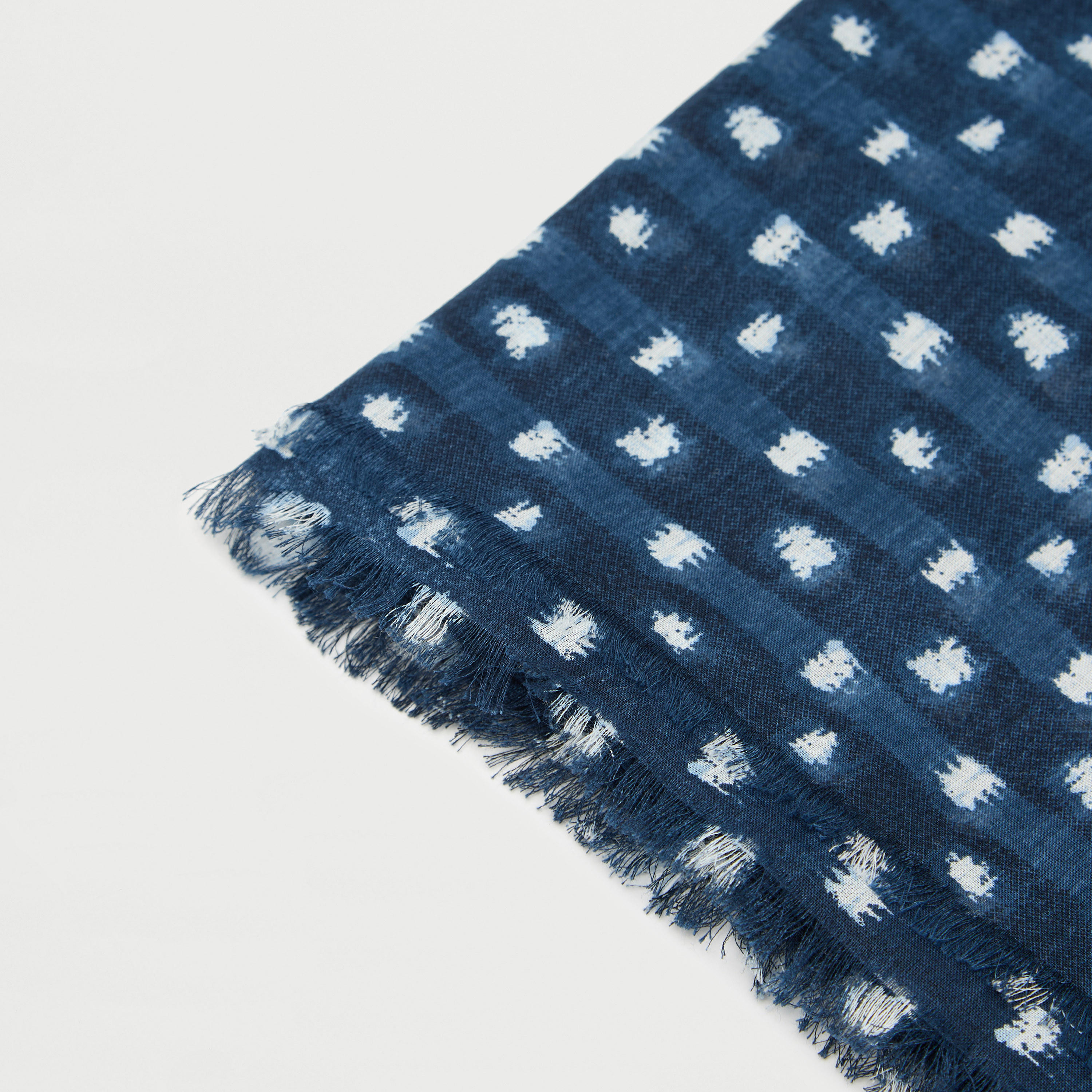 وشاح بطبعات وحواف شراشيب-men-scarvesandgloves-image-4