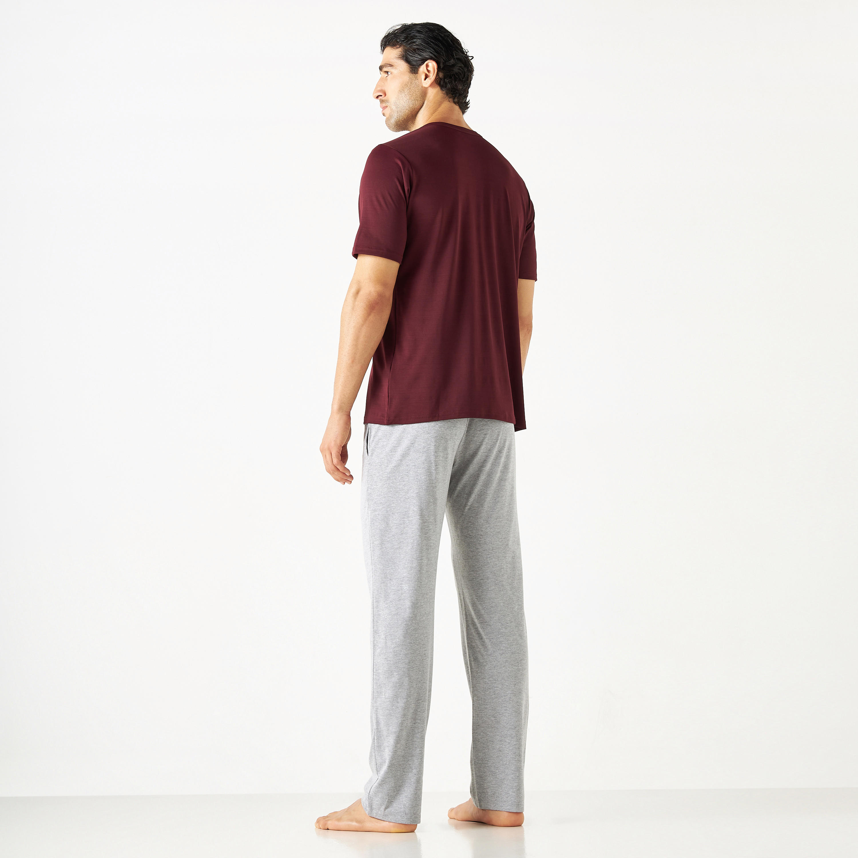 طقم بنطلون بيجاما وتيشيرت بياقة هينلي-men-clothing-nightwear-sets-image-2