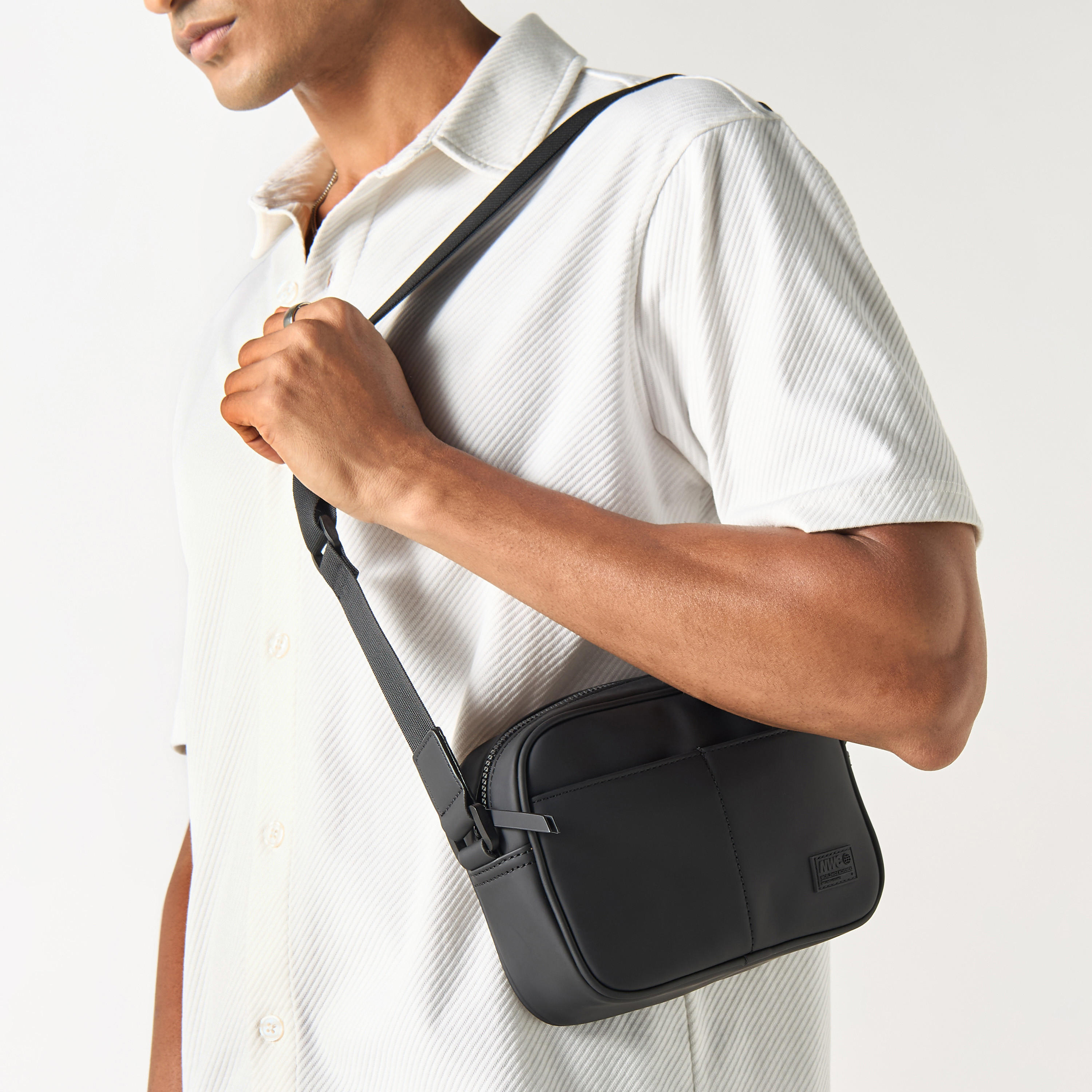 شنطة صغيرة سادة بحزام قابل للتعديل-men-bags-image-4