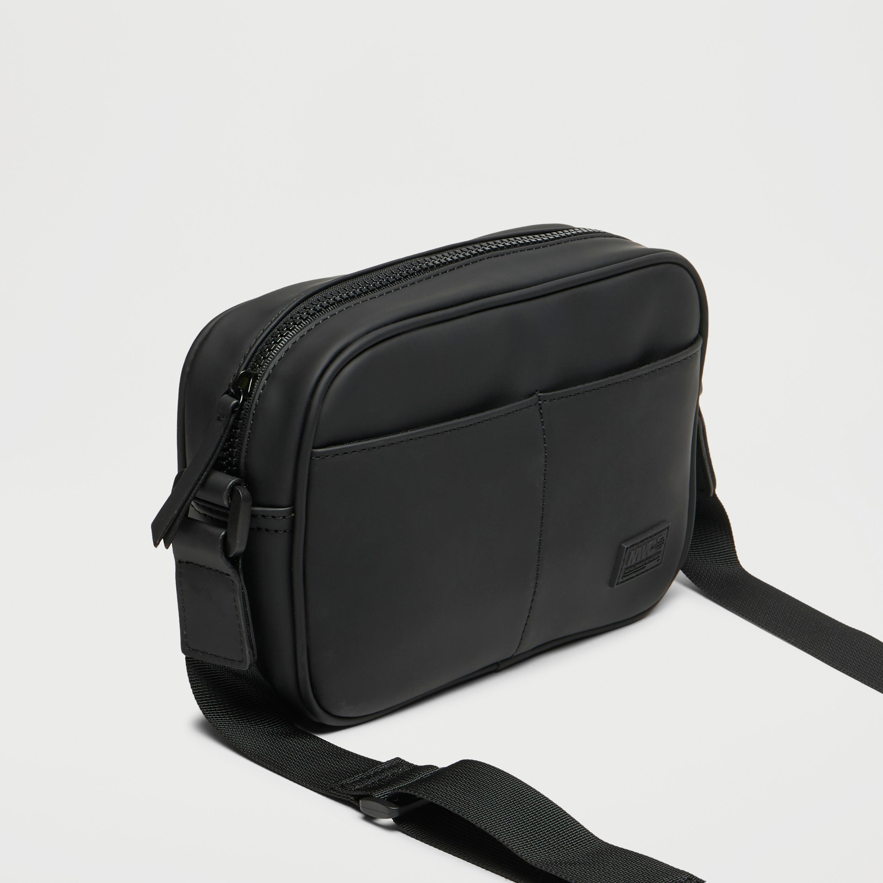 شنطة صغيرة سادة بحزام قابل للتعديل-men-bags-image-3