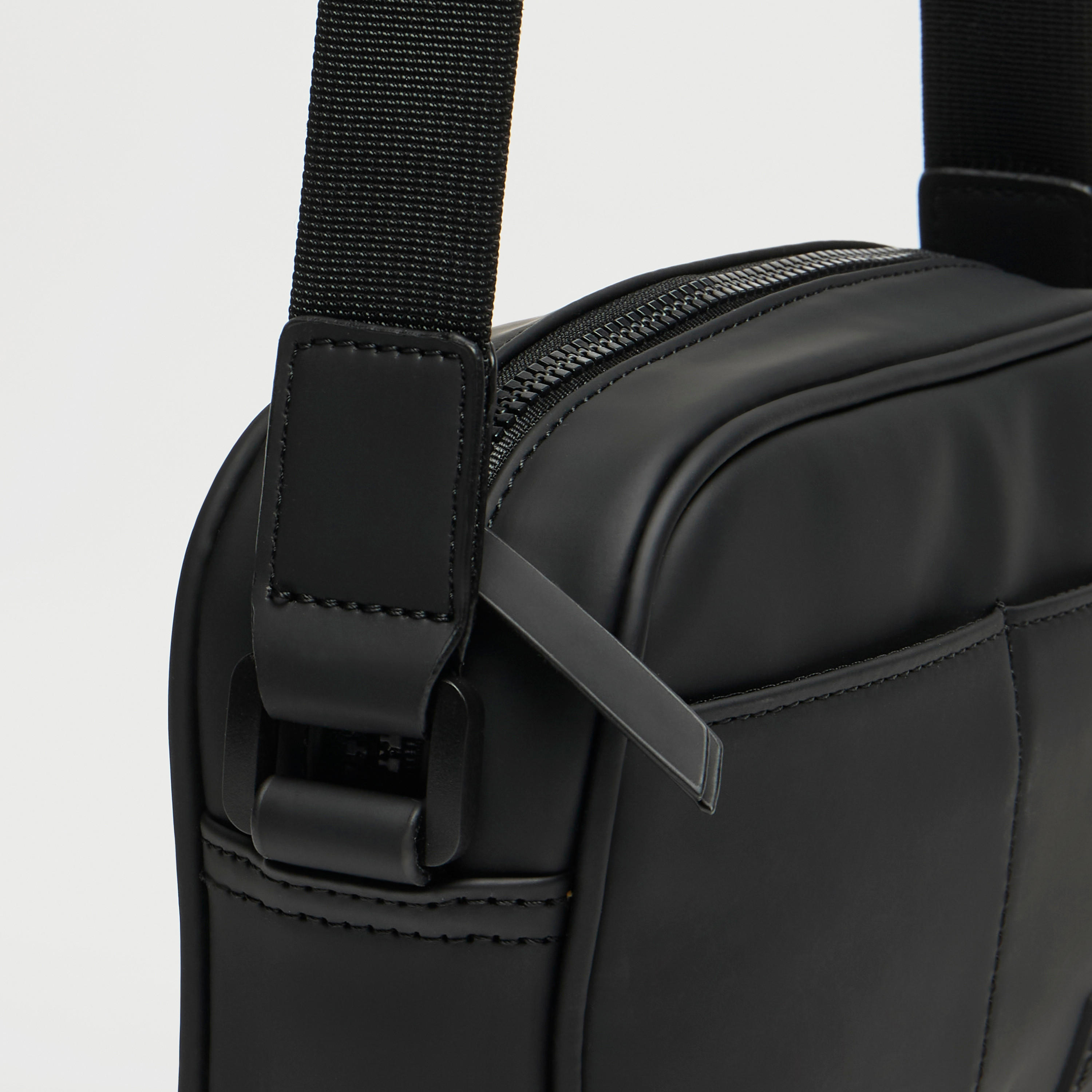 شنطة صغيرة سادة بحزام قابل للتعديل-men-bags-image-2