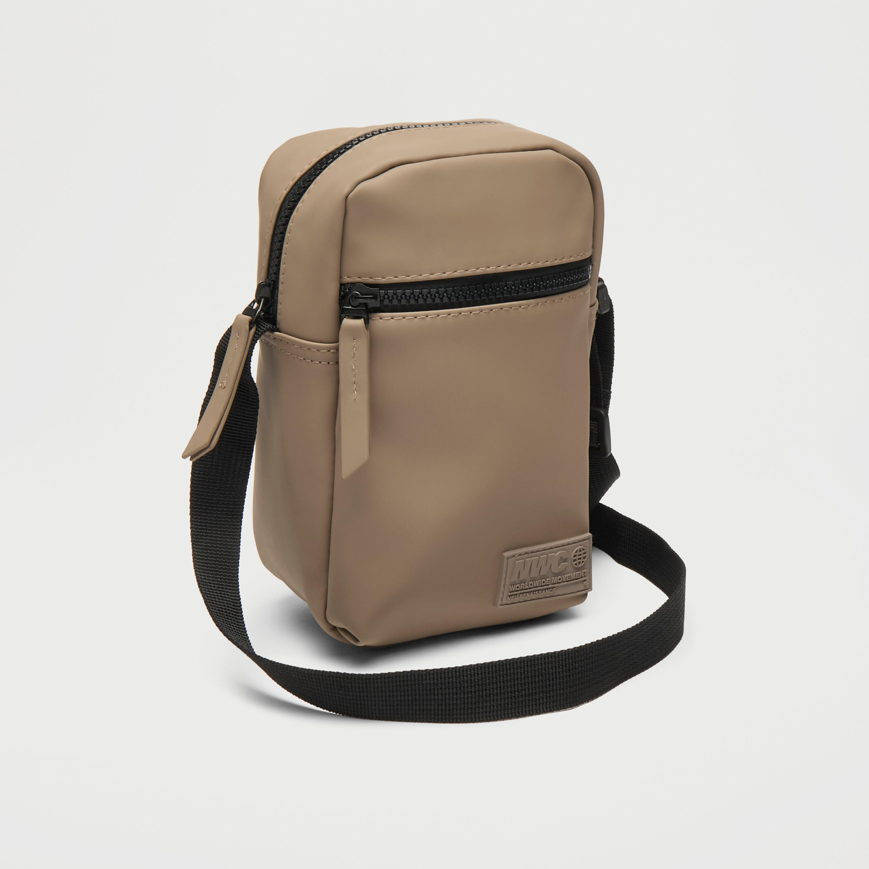شنطة كروس بودي سادة بحزام قابل للتعديل وسحّاب إغلاق-men-bags-image-5