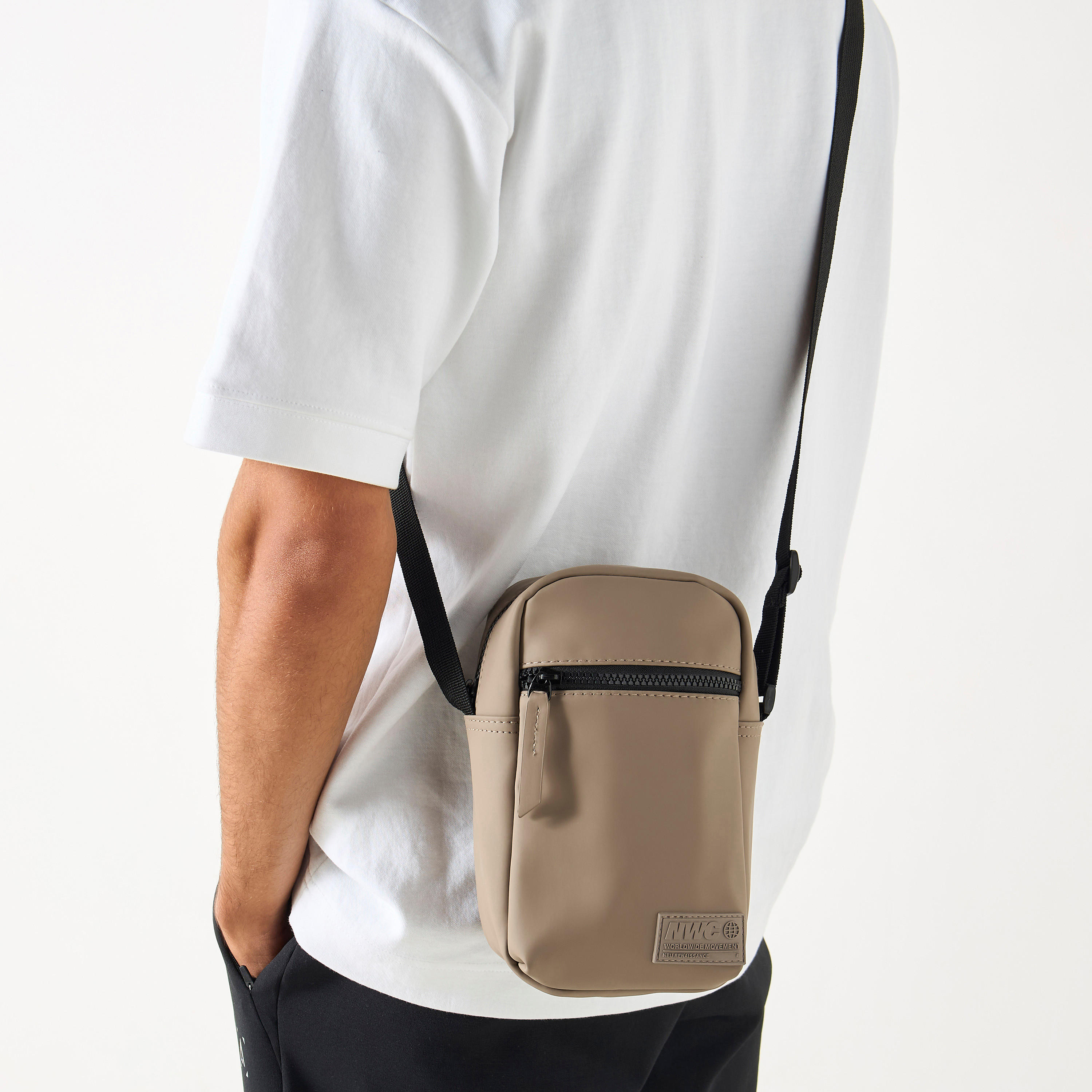 شنطة كروس بودي سادة بحزام قابل للتعديل وسحّاب إغلاق-men-bags-image-4