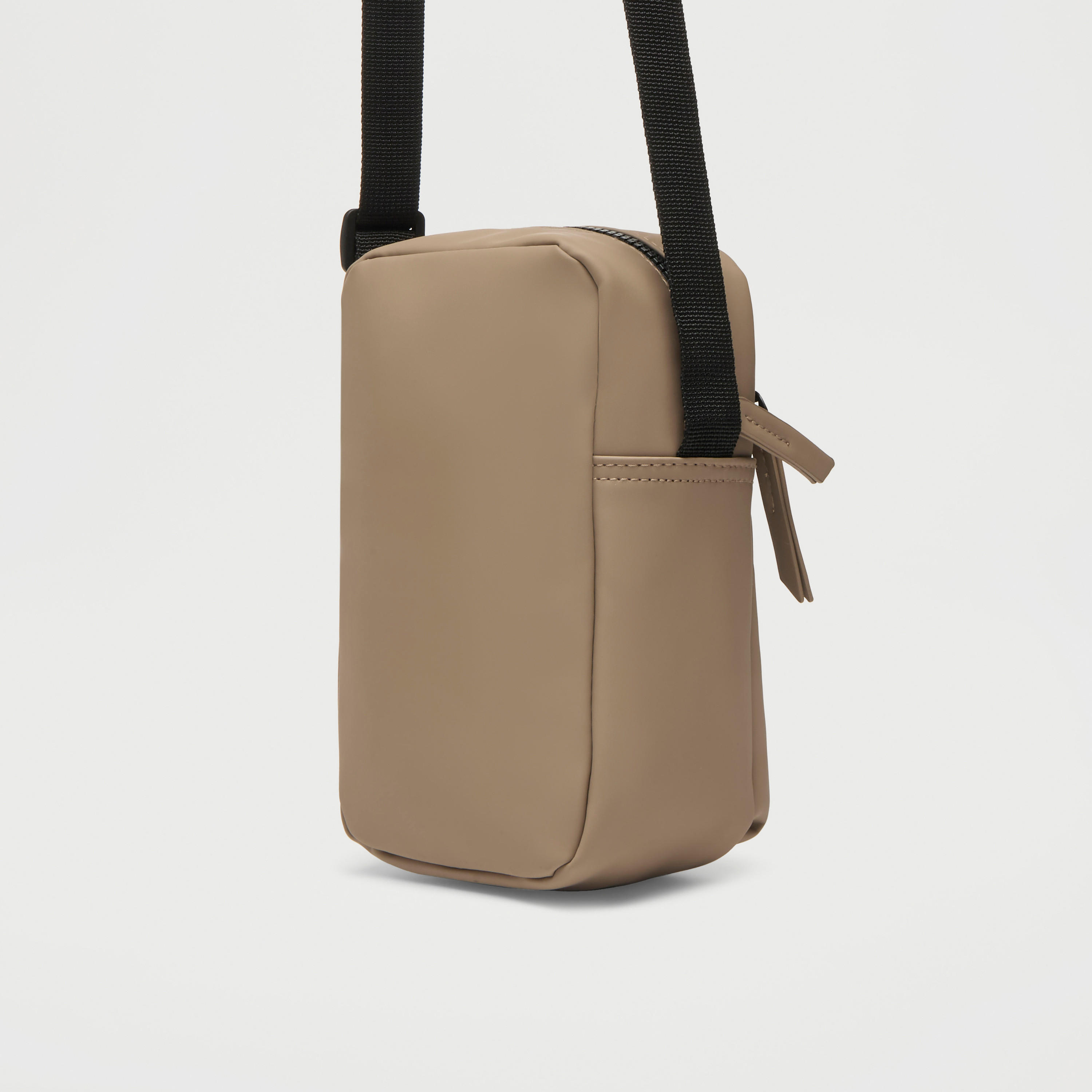 شنطة كروس بودي سادة بحزام قابل للتعديل وسحّاب إغلاق-men-bags-image-3