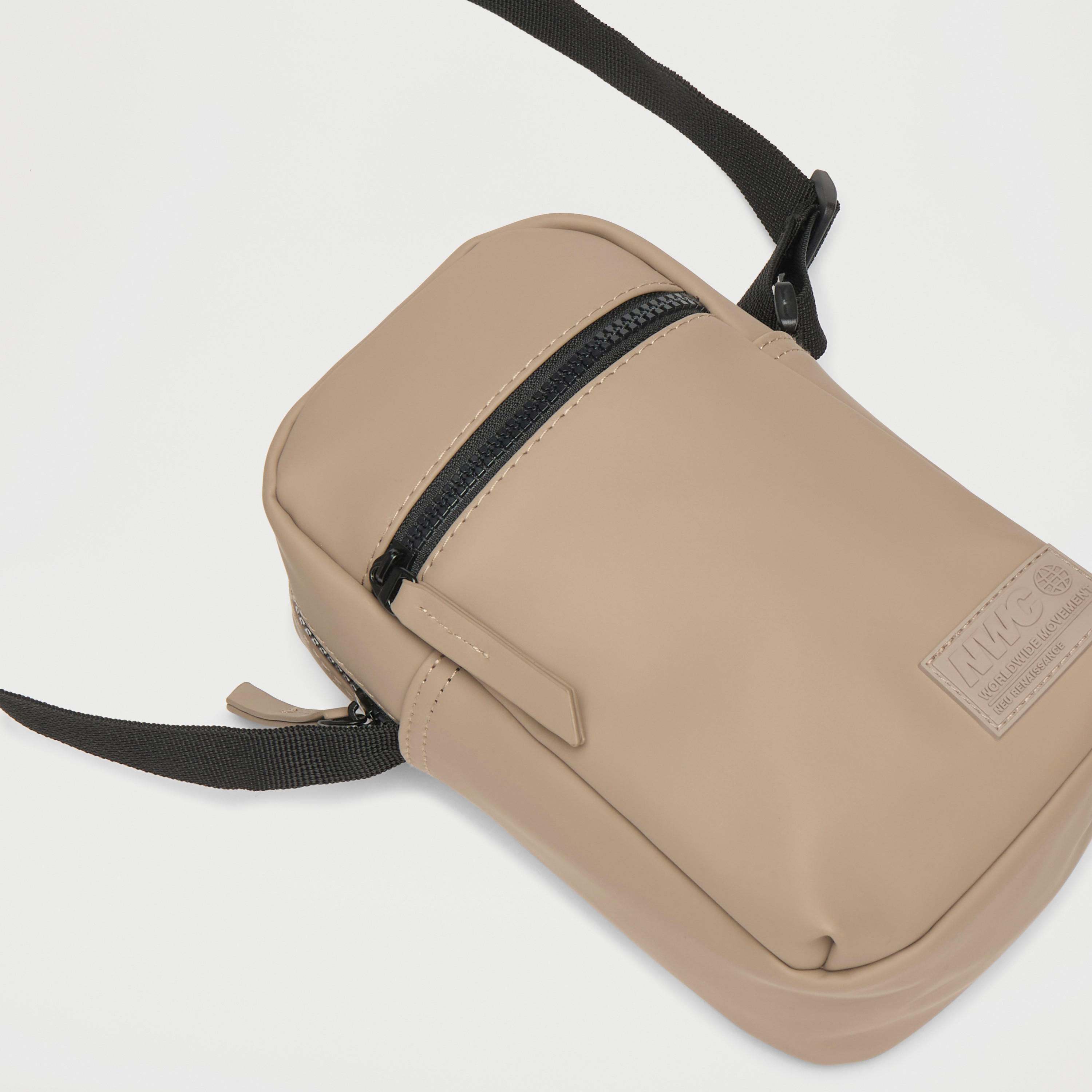شنطة كروس بودي سادة بحزام قابل للتعديل وسحّاب إغلاق-men-bags-image-2