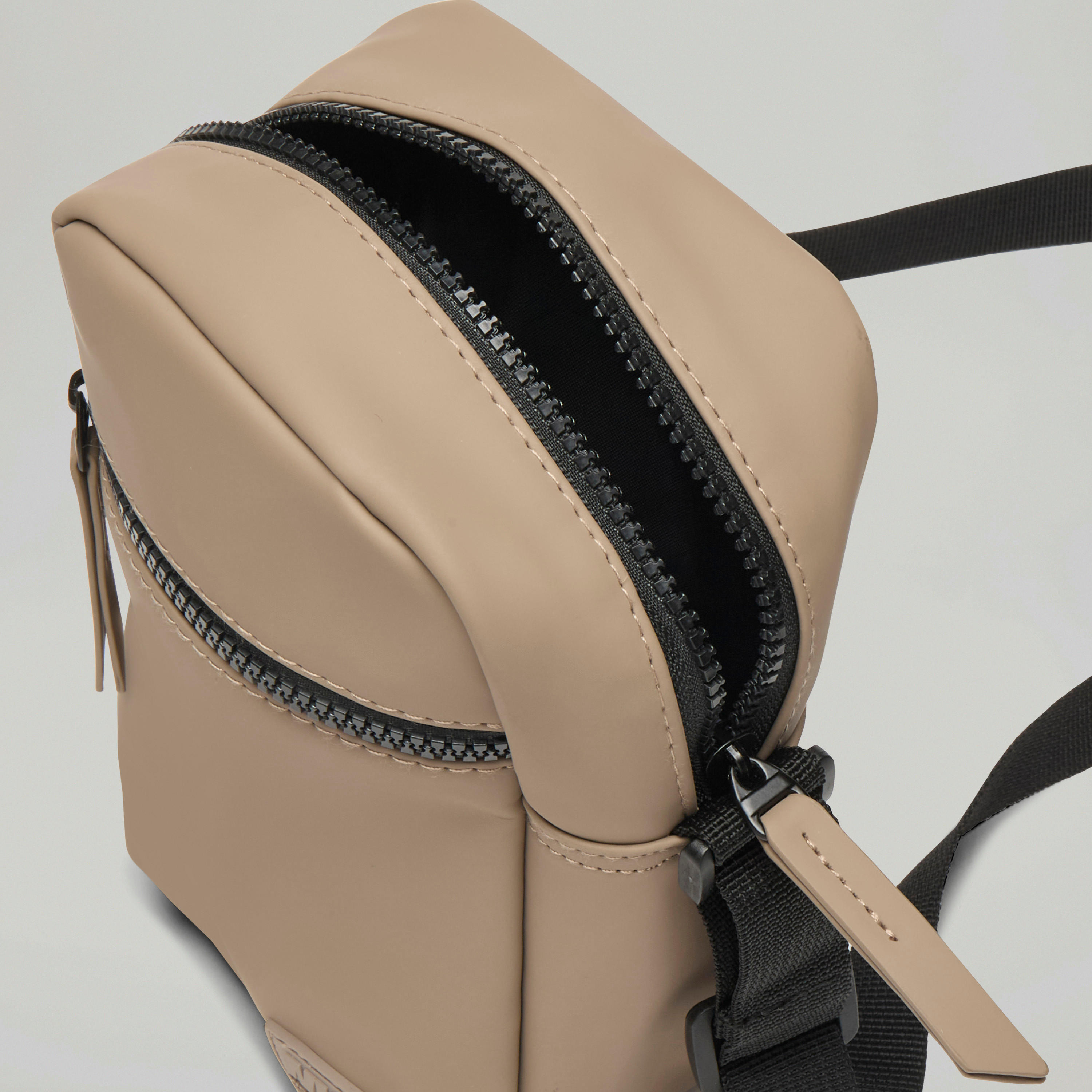 شنطة كروس بودي سادة بحزام قابل للتعديل وسحّاب إغلاق-men-bags-image-1