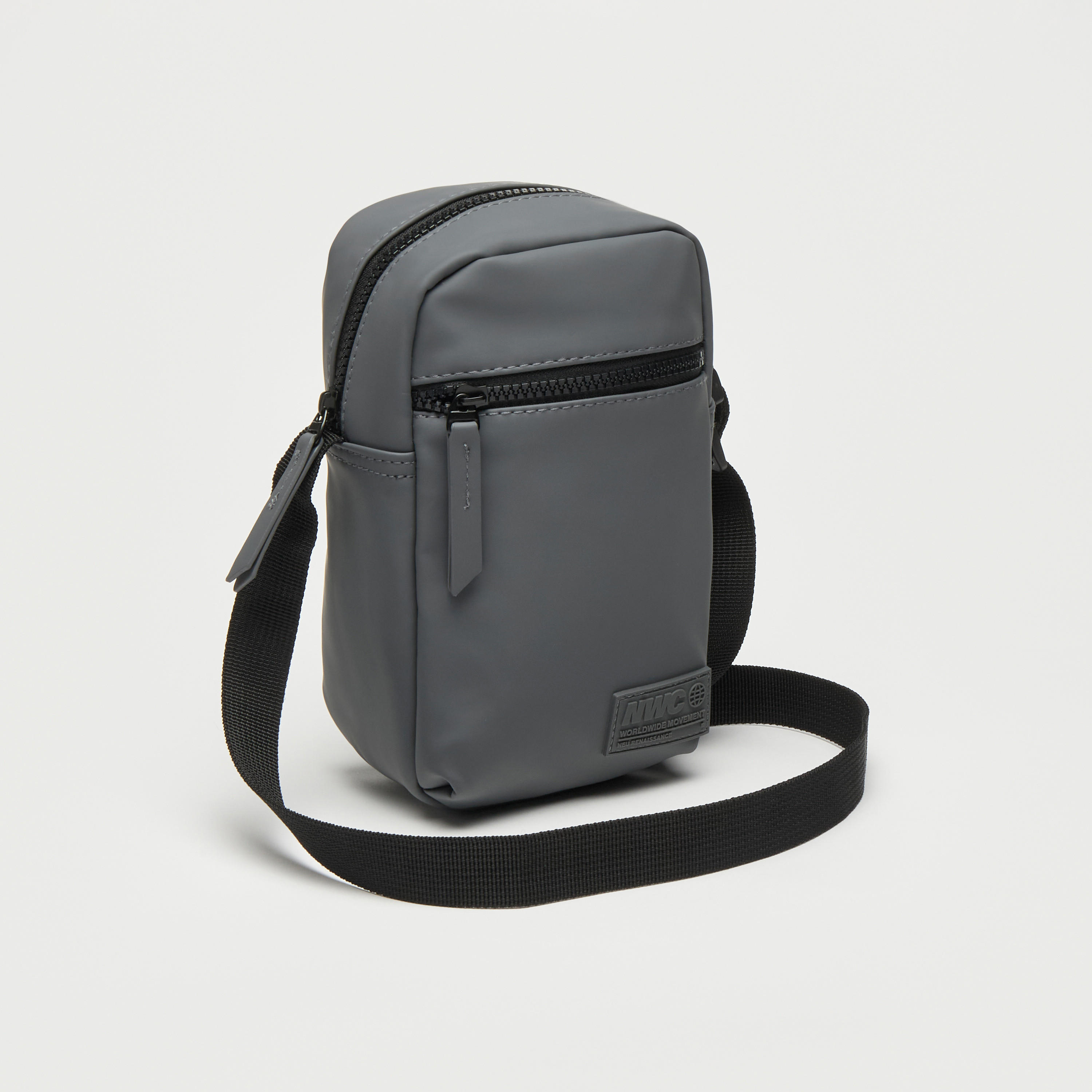 شنطة كروس بودي سادة بحزام قابل للتعديل وسحّاب إغلاق-men-bags-image-5