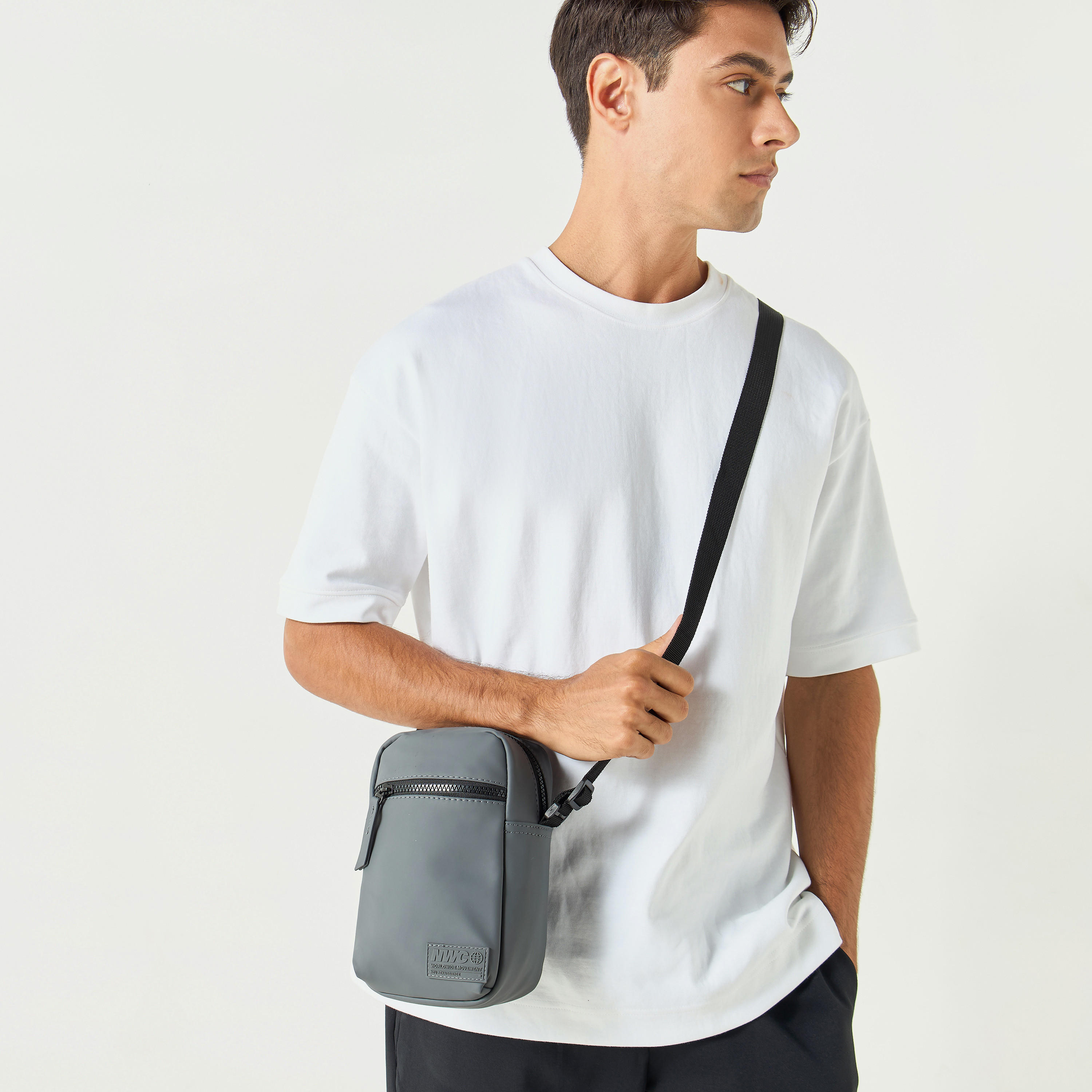 شنطة كروس بودي سادة بحزام قابل للتعديل وسحّاب إغلاق-men-bags-image-4