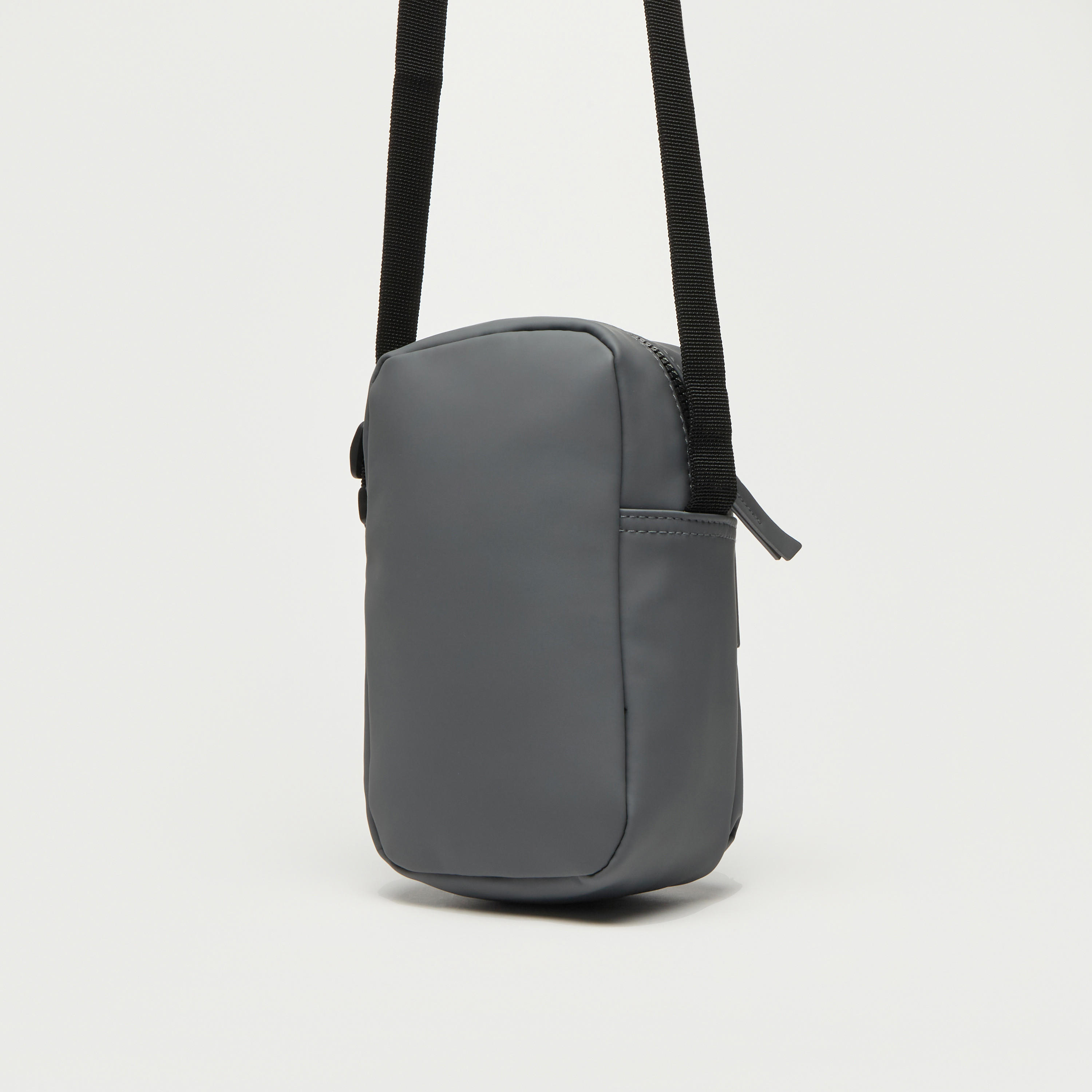 شنطة كروس بودي سادة بحزام قابل للتعديل وسحّاب إغلاق-men-bags-image-3