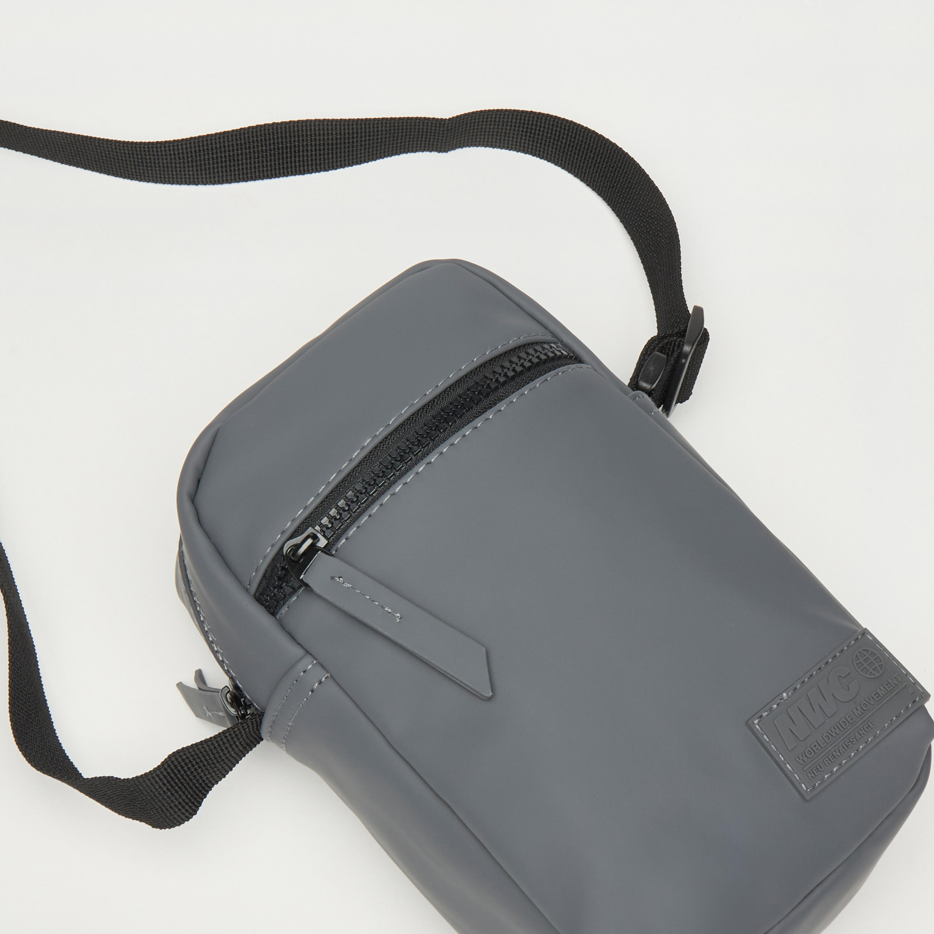 شنطة كروس بودي سادة بحزام قابل للتعديل وسحّاب إغلاق-men-bags-image-2