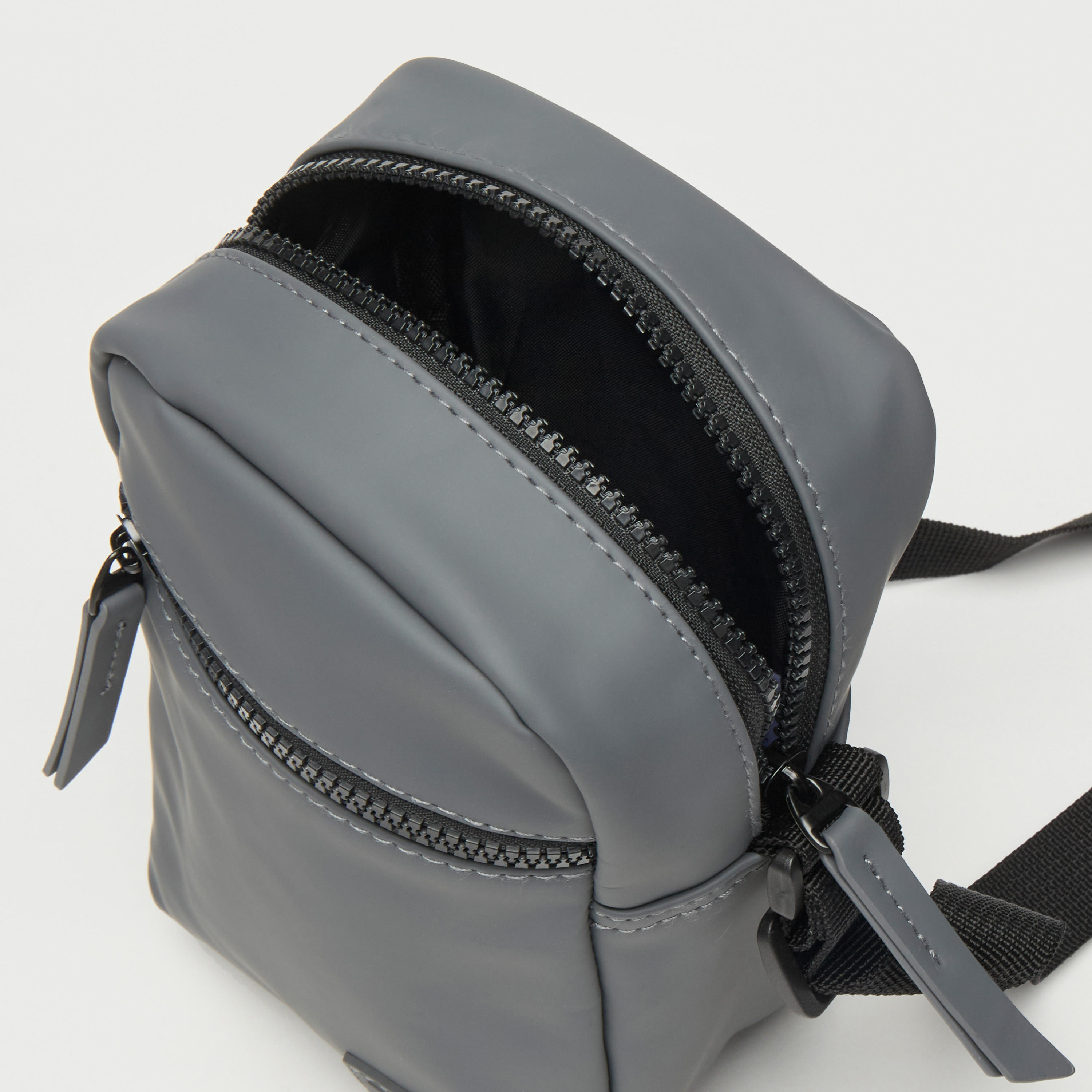 شنطة كروس بودي سادة بحزام قابل للتعديل وسحّاب إغلاق-men-bags-image-1