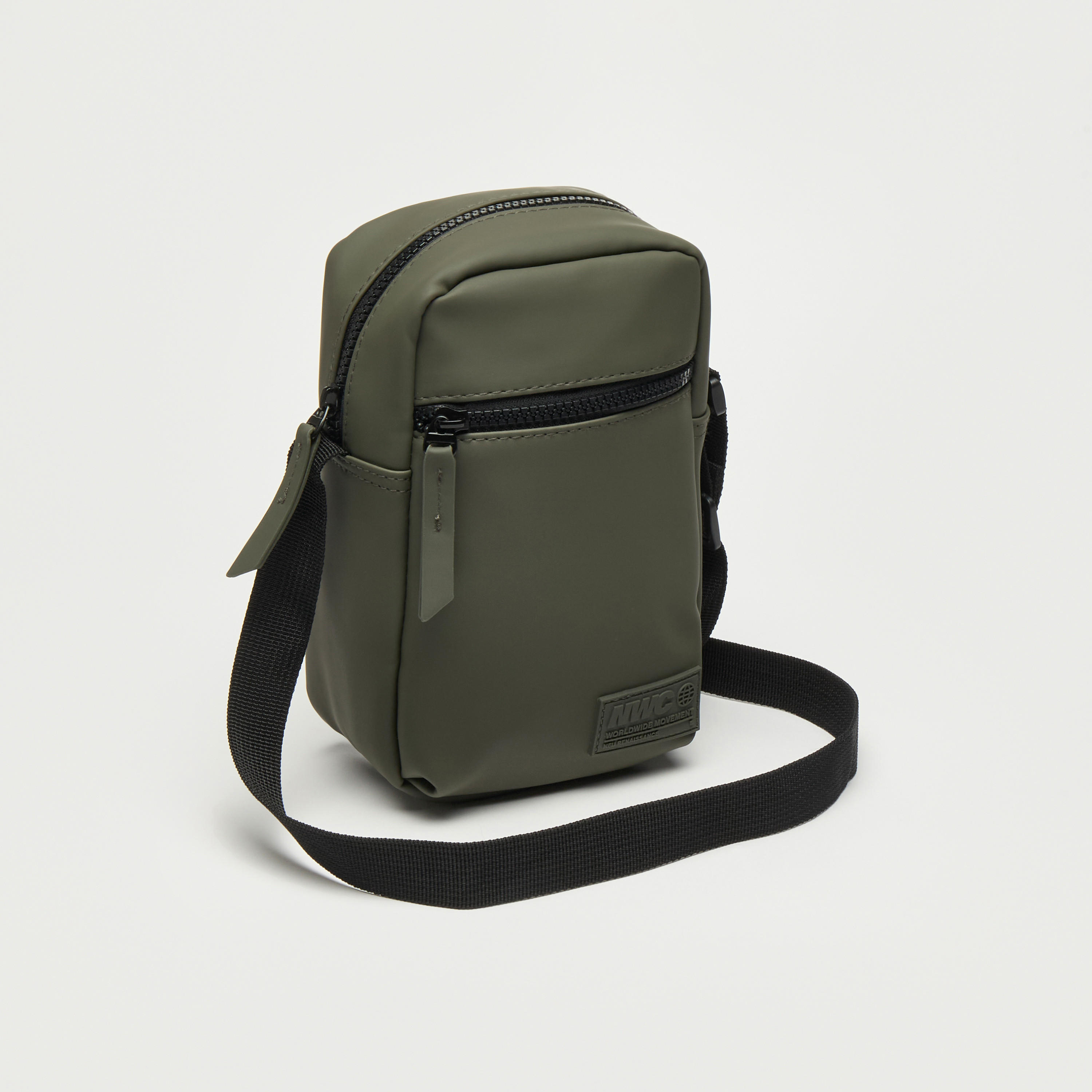 شنطة كروس بودي سادة بحزام قابل للتعديل وسحّاب إغلاق-men-bags-image-5