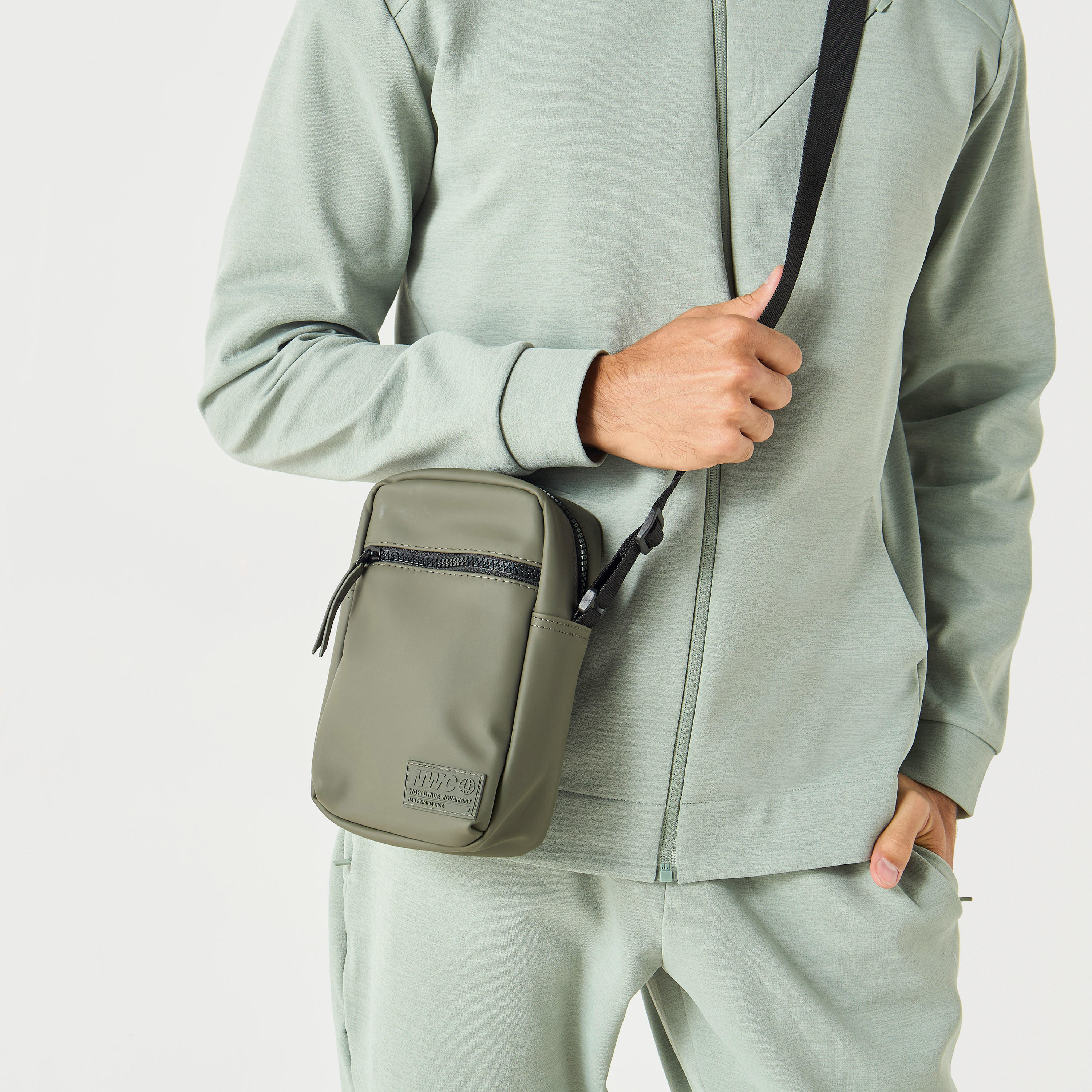 شنطة كروس بودي سادة بحزام قابل للتعديل وسحّاب إغلاق-men-bags-image-4