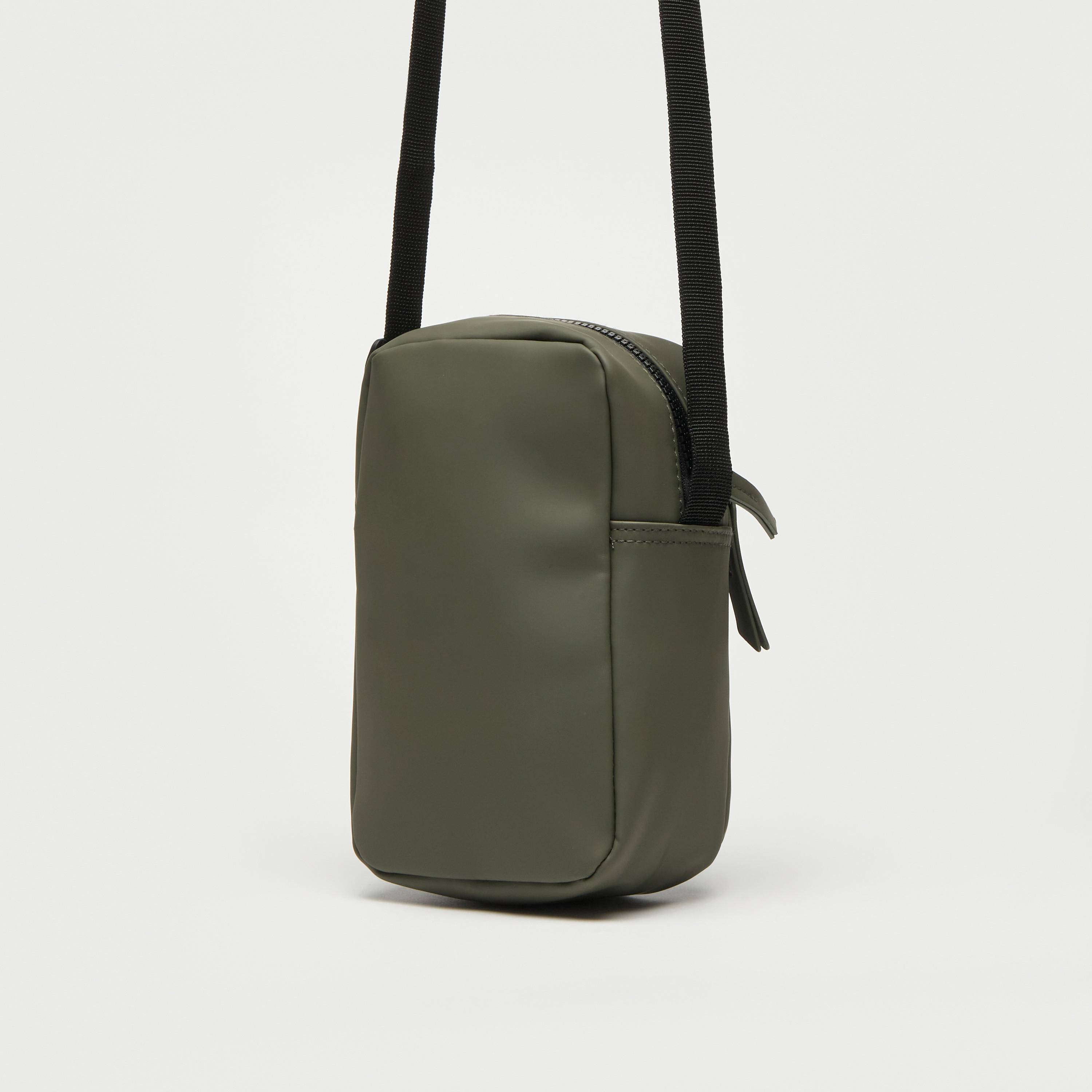شنطة كروس بودي سادة بحزام قابل للتعديل وسحّاب إغلاق-men-bags-image-3