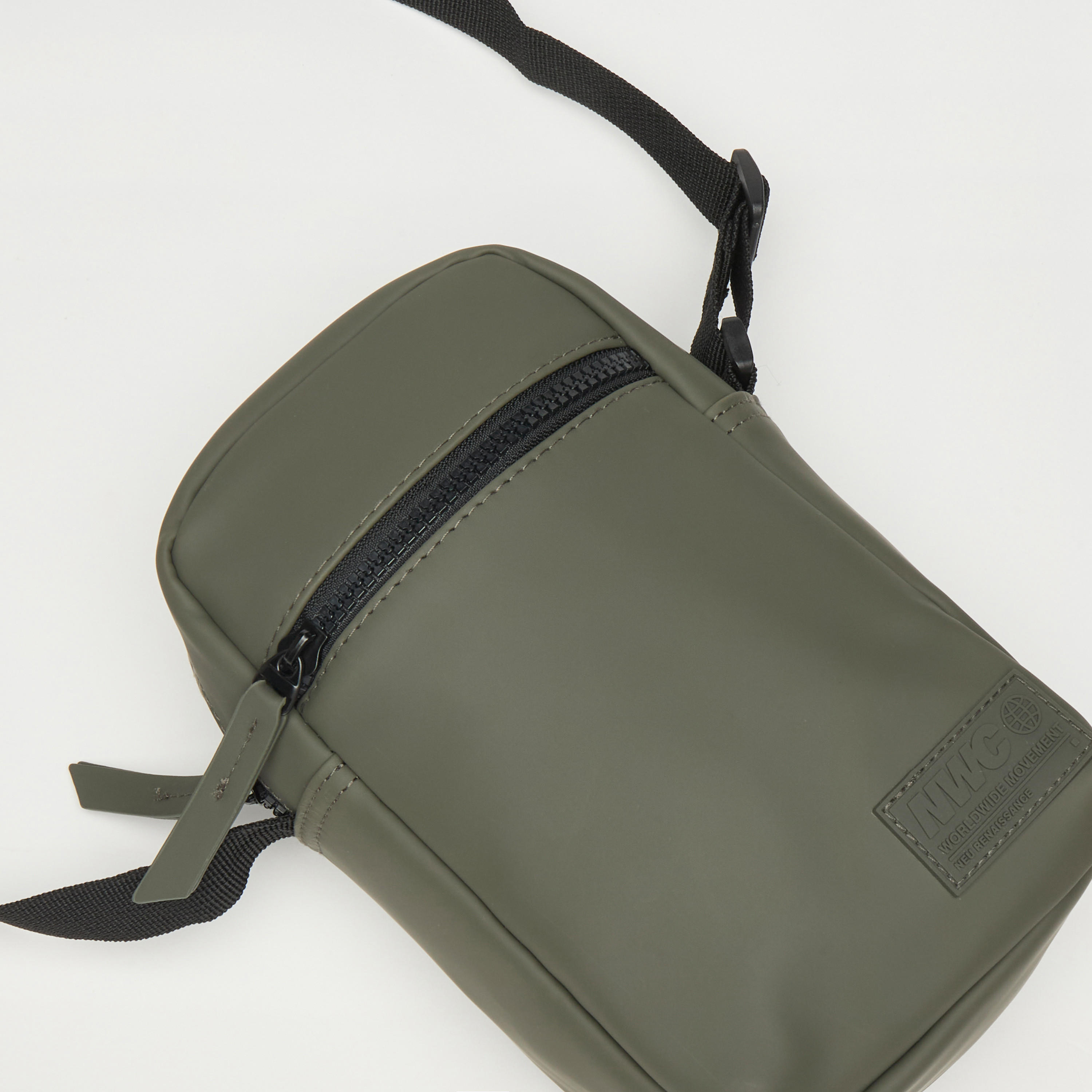 شنطة كروس بودي سادة بحزام قابل للتعديل وسحّاب إغلاق-men-bags-image-2