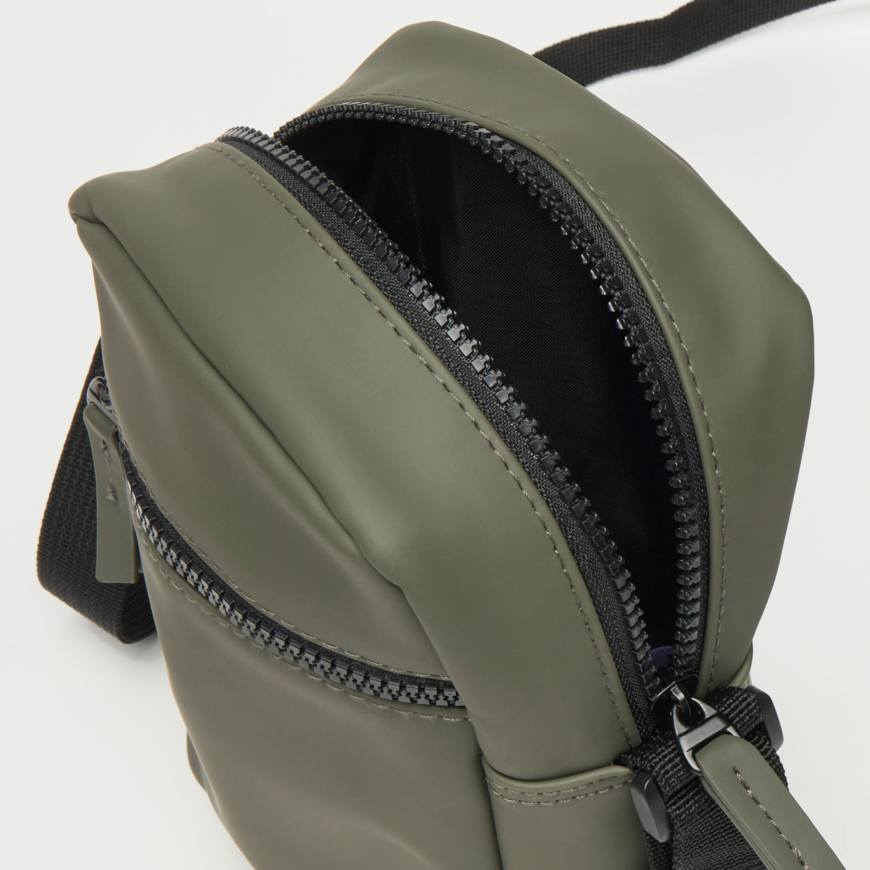شنطة كروس بودي سادة بحزام قابل للتعديل وسحّاب إغلاق-men-bags-image-1