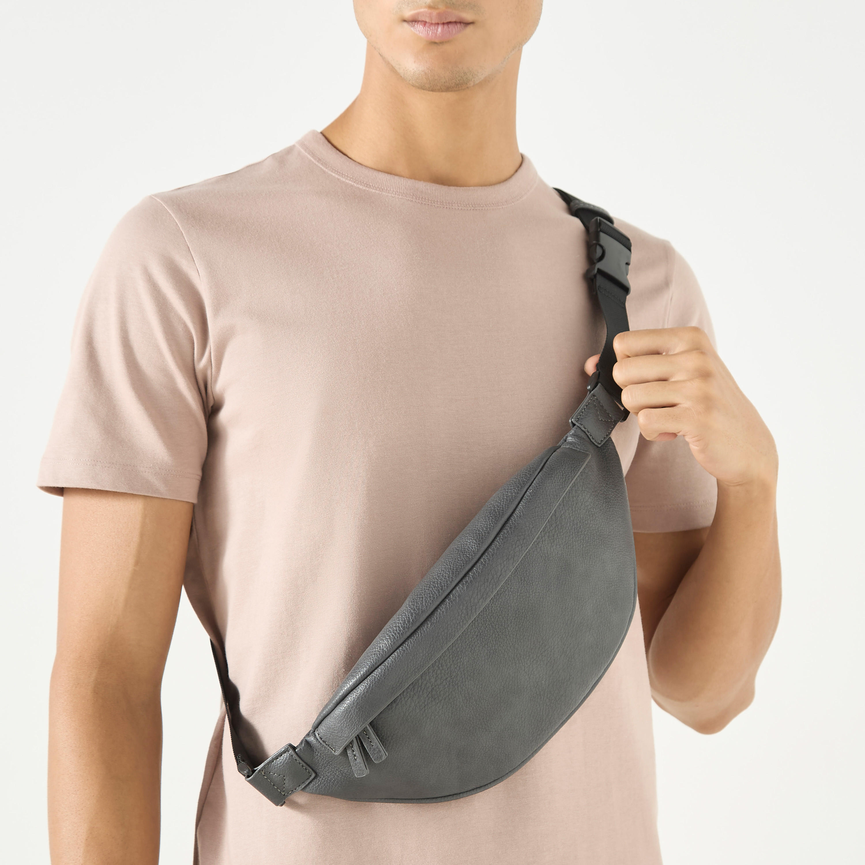 شنطة كروس بودي بارزة الملمس بسحاب إغلاق وحزام قابل للتعديل-men-bags-image-2