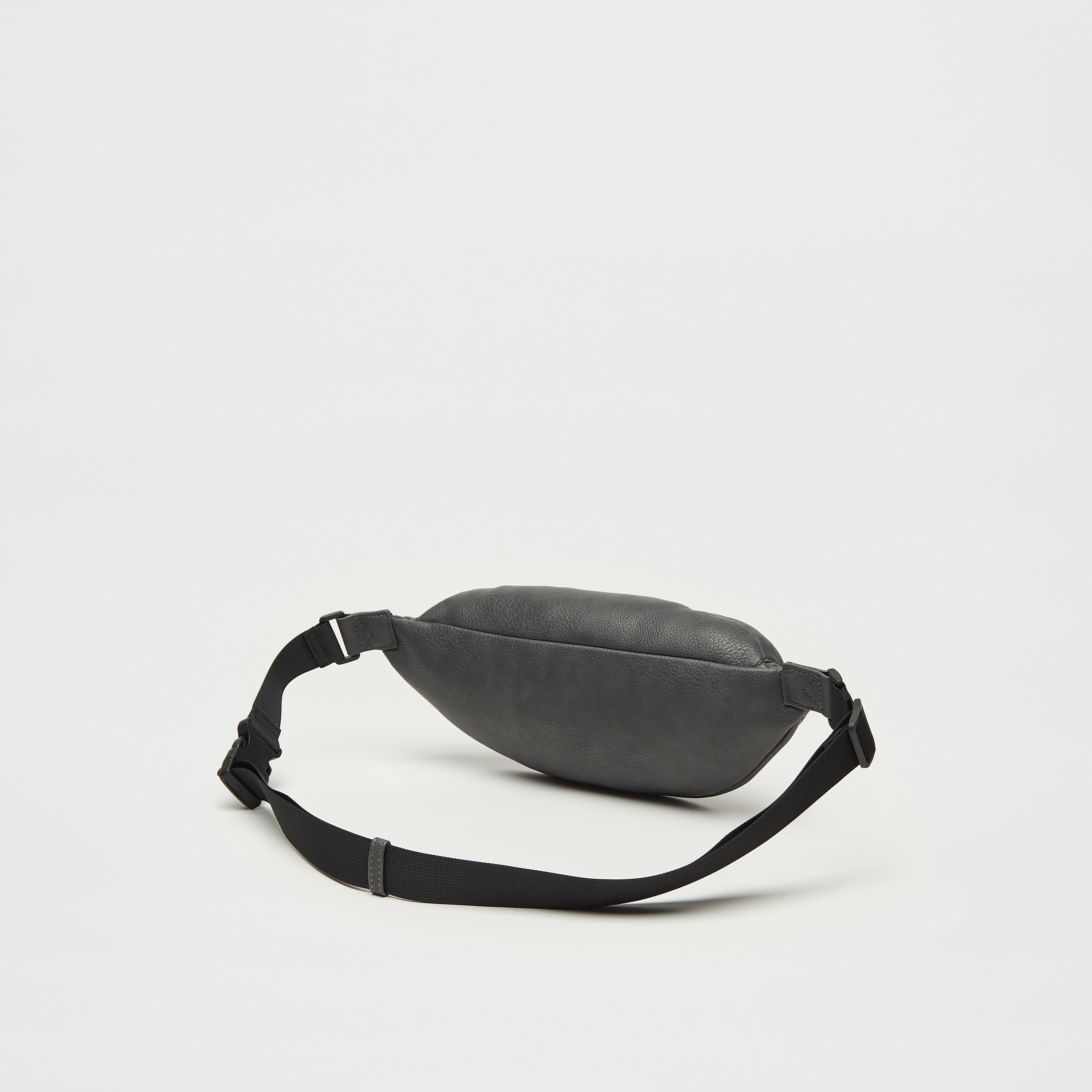 شنطة كروس بودي بارزة الملمس بسحاب إغلاق وحزام قابل للتعديل-men-bags-image-3