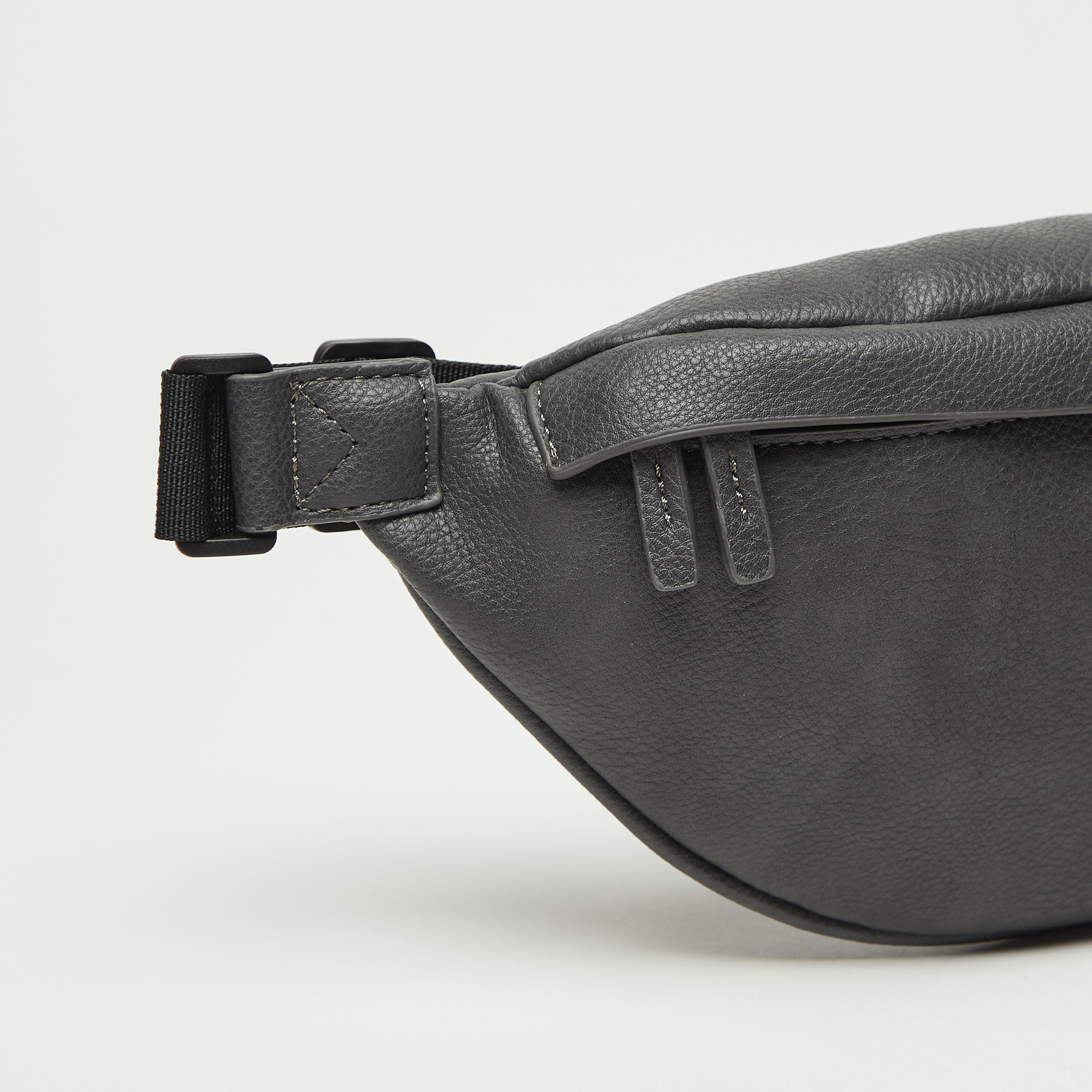 شنطة كروس بودي بارزة الملمس بسحاب إغلاق وحزام قابل للتعديل-men-bags-image-5