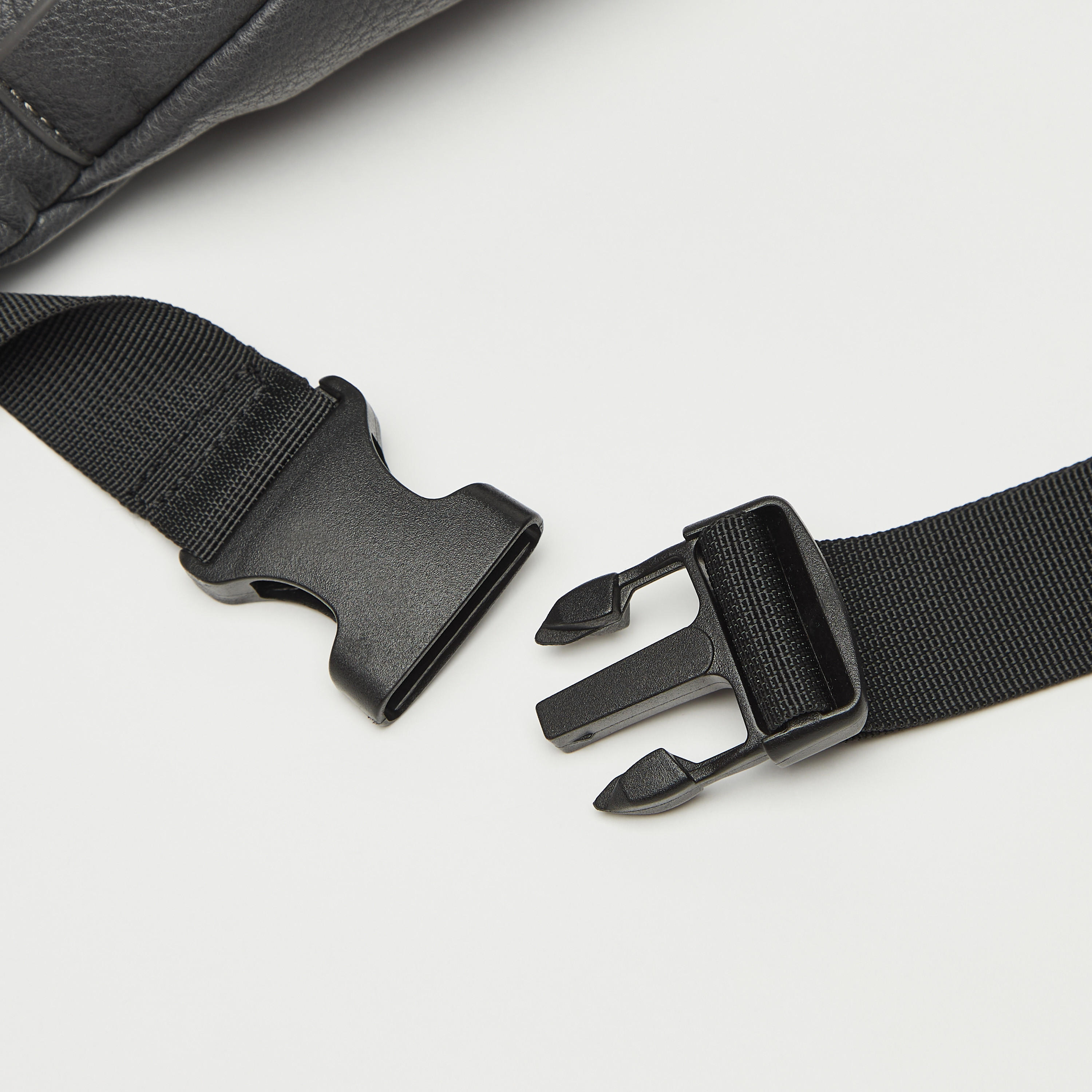 شنطة كروس بودي بارزة الملمس بسحاب إغلاق وحزام قابل للتعديل-men-bags-image-6