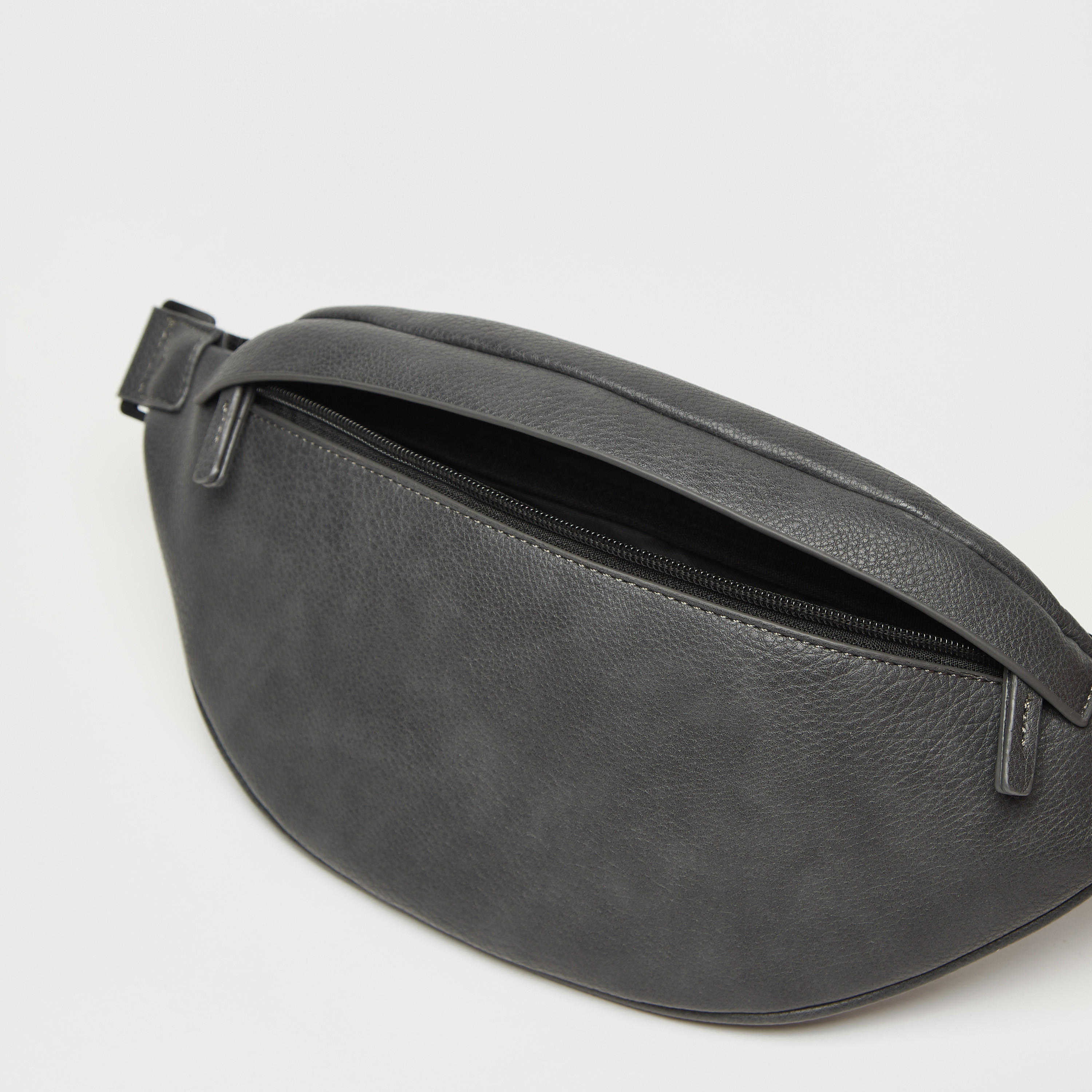 شنطة كروس بودي بارزة الملمس بسحاب إغلاق وحزام قابل للتعديل-men-bags-image-7