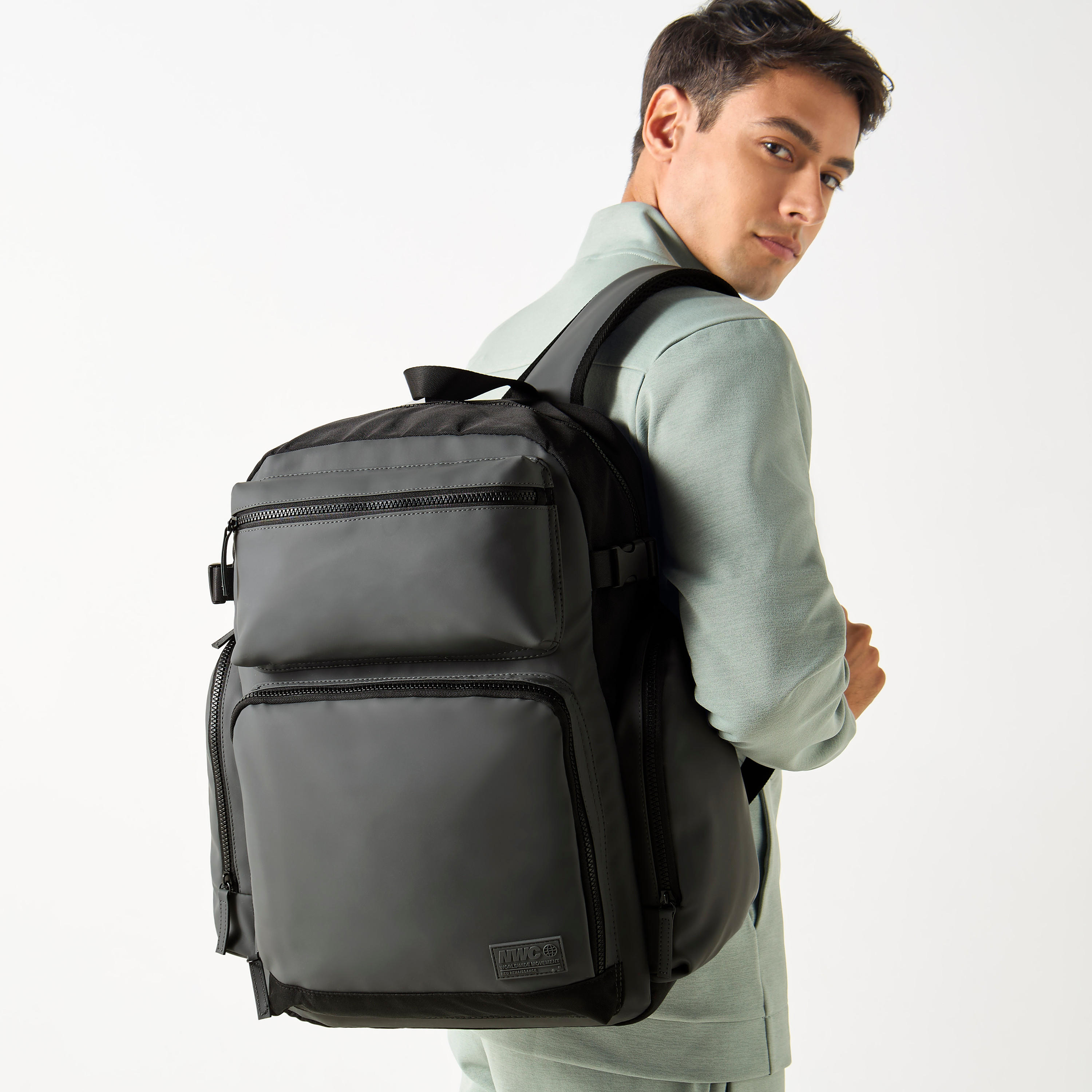 شنطة ظهر سادة بحمّالات كتف قابلة للتعديل وسحّاب إغلاق - 33x16x45 سم-men-bags-image-5