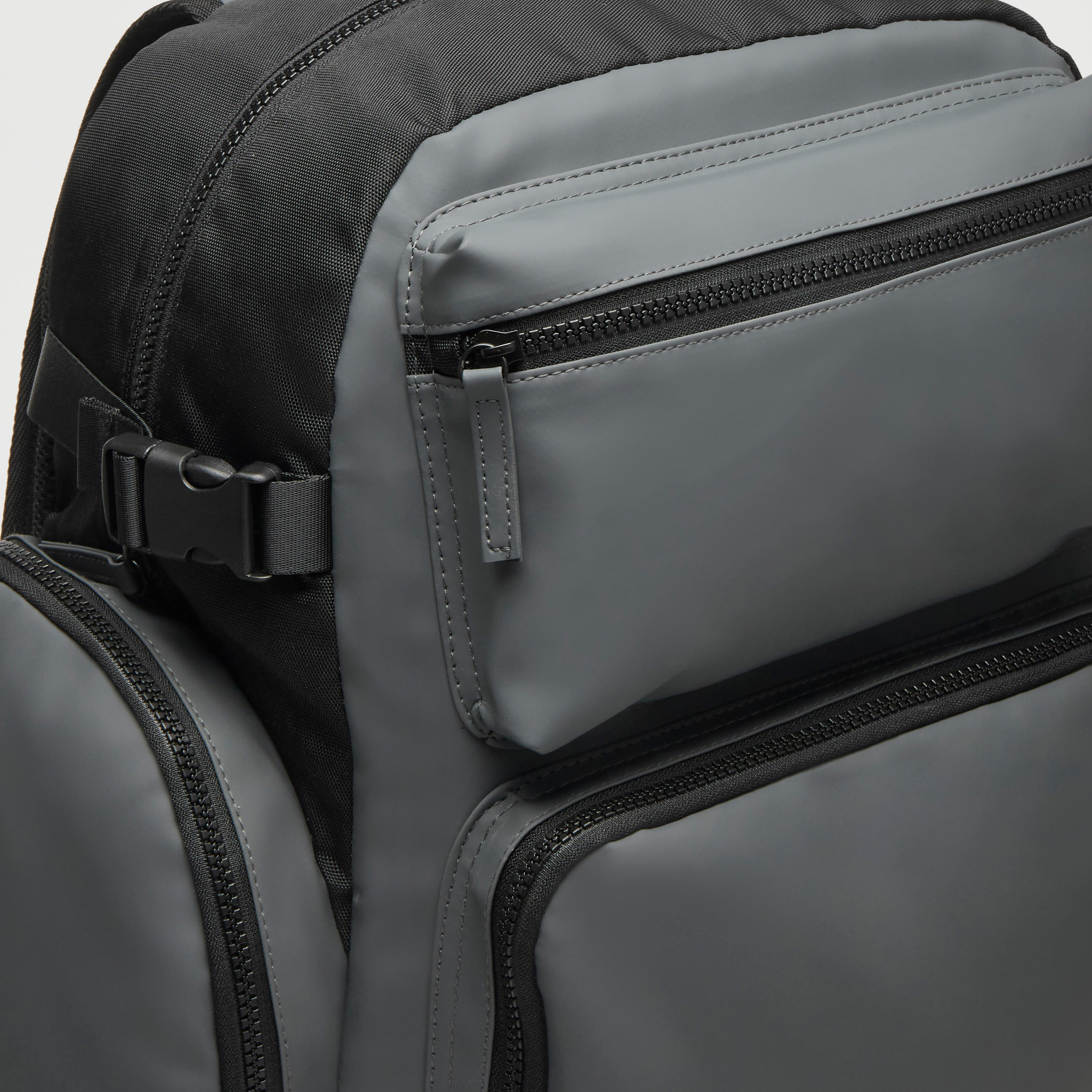 شنطة ظهر سادة بحمّالات كتف قابلة للتعديل وسحّاب إغلاق - 33x16x45 سم-men-bags-image-2