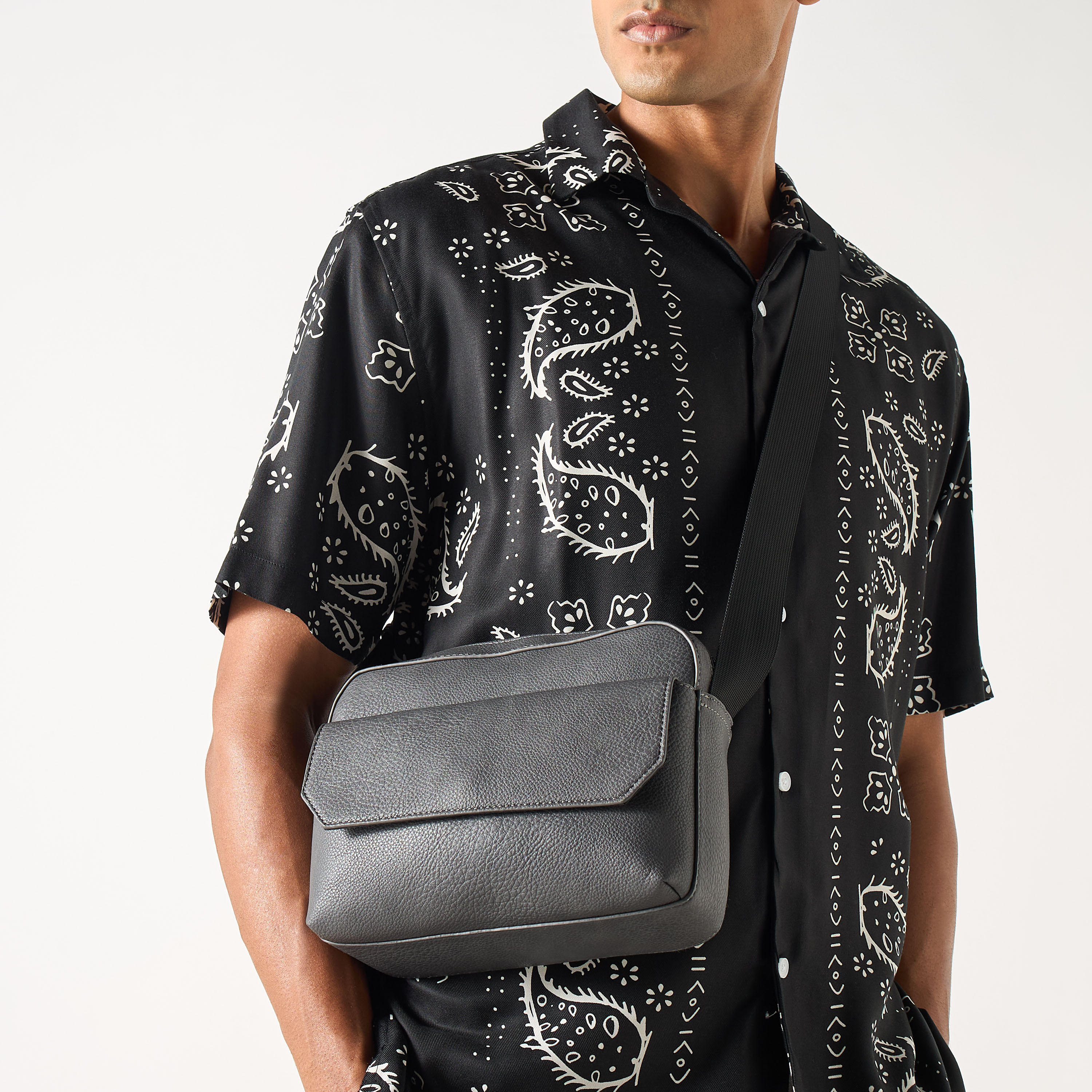 شنطة صغيرة بارزة الملمس بحزام قابل للتعديل-men-bags-image-4