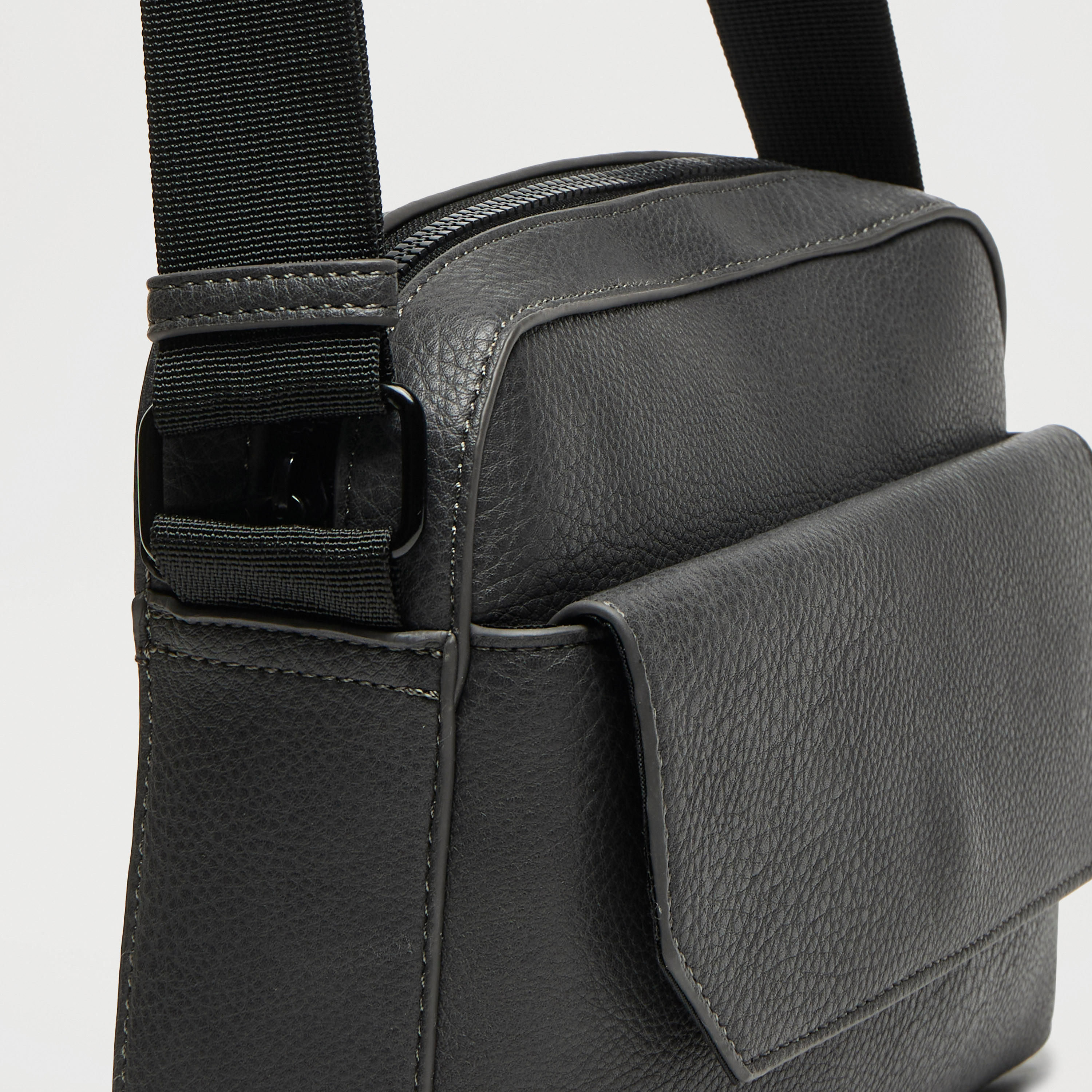 شنطة صغيرة بارزة الملمس بحزام قابل للتعديل-men-bags-image-2
