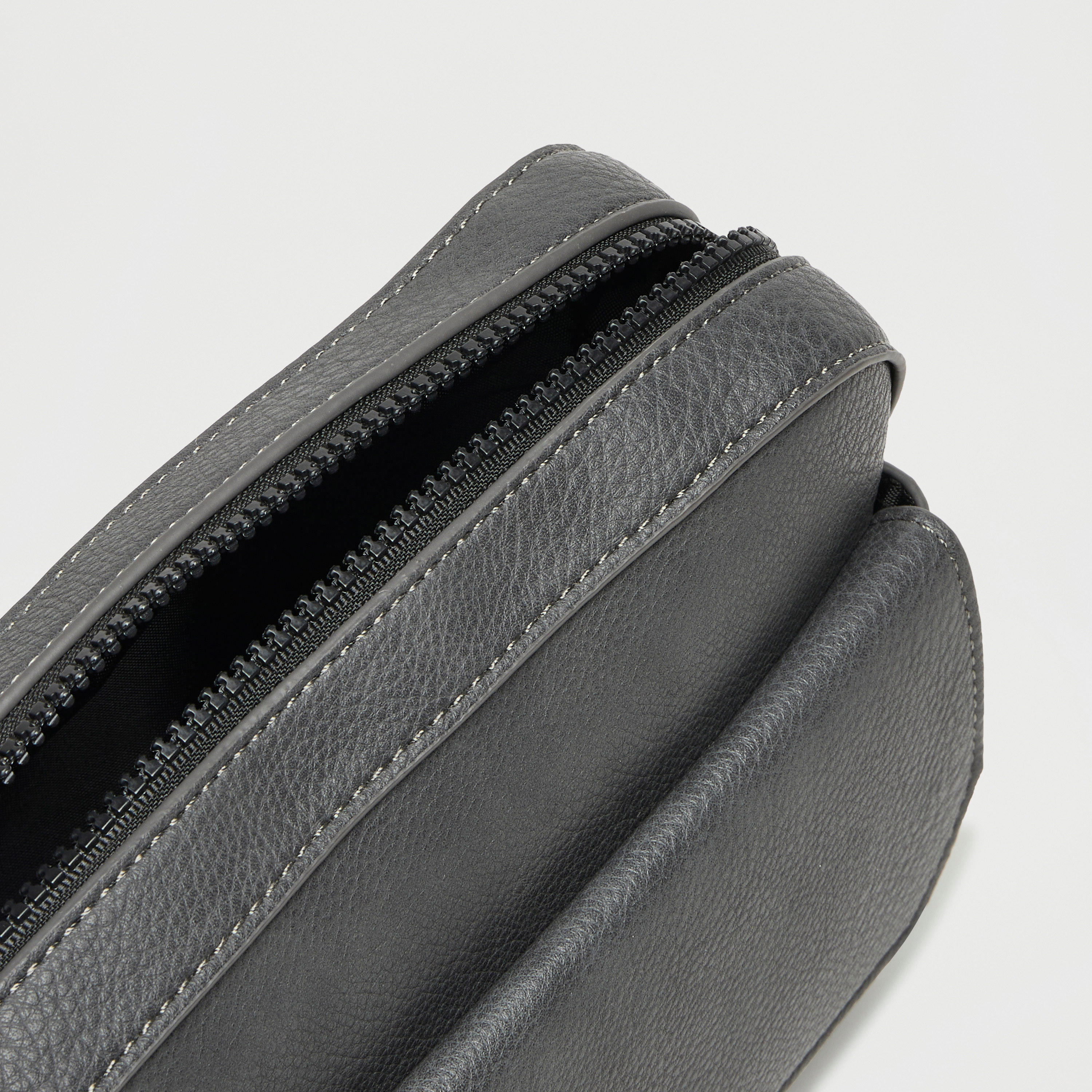 شنطة صغيرة بارزة الملمس بحزام قابل للتعديل-men-bags-image-1