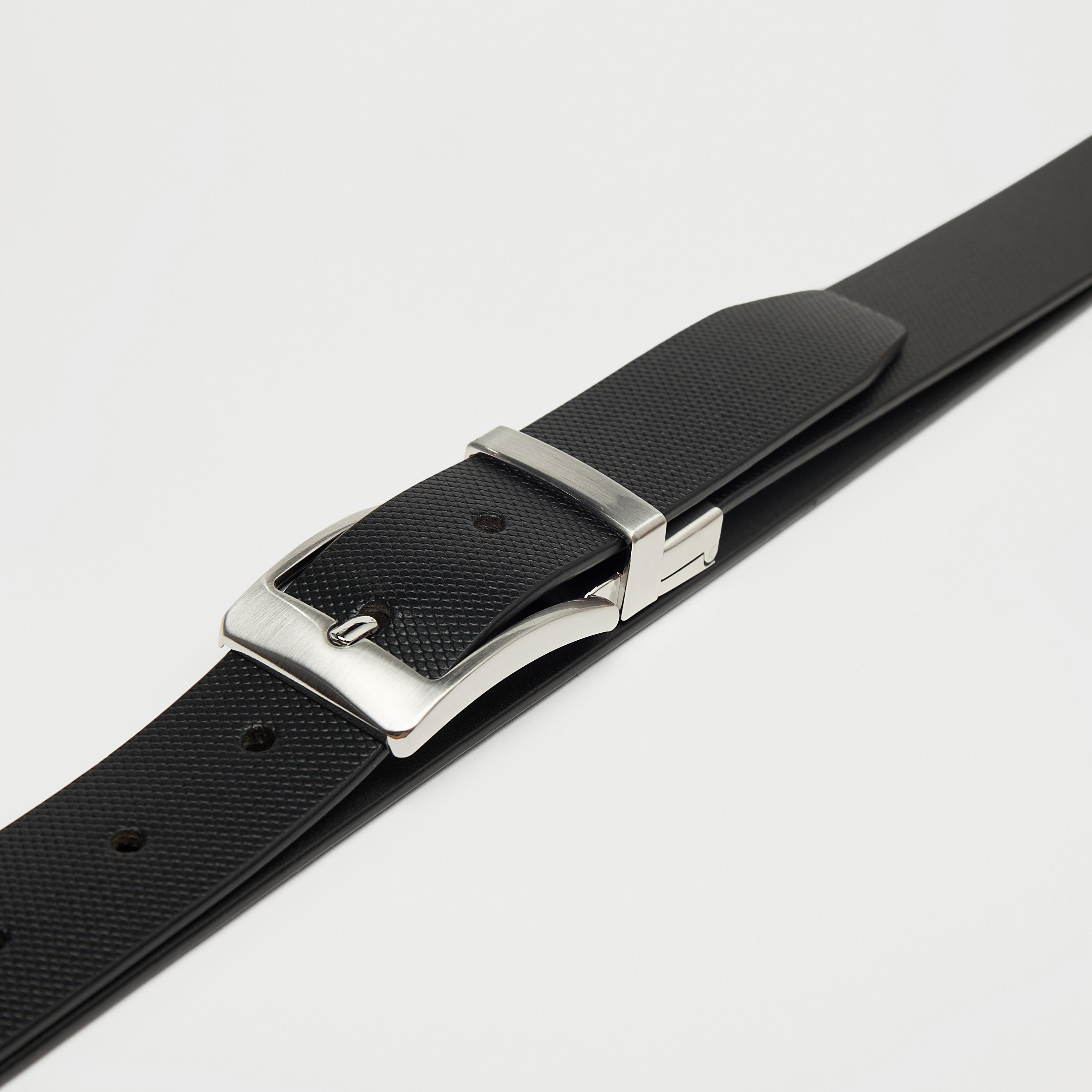 حزام جلد بارز الملمس بإبزيم إغلاق بدبوس-men-beltsandwallets-belts-image-4
