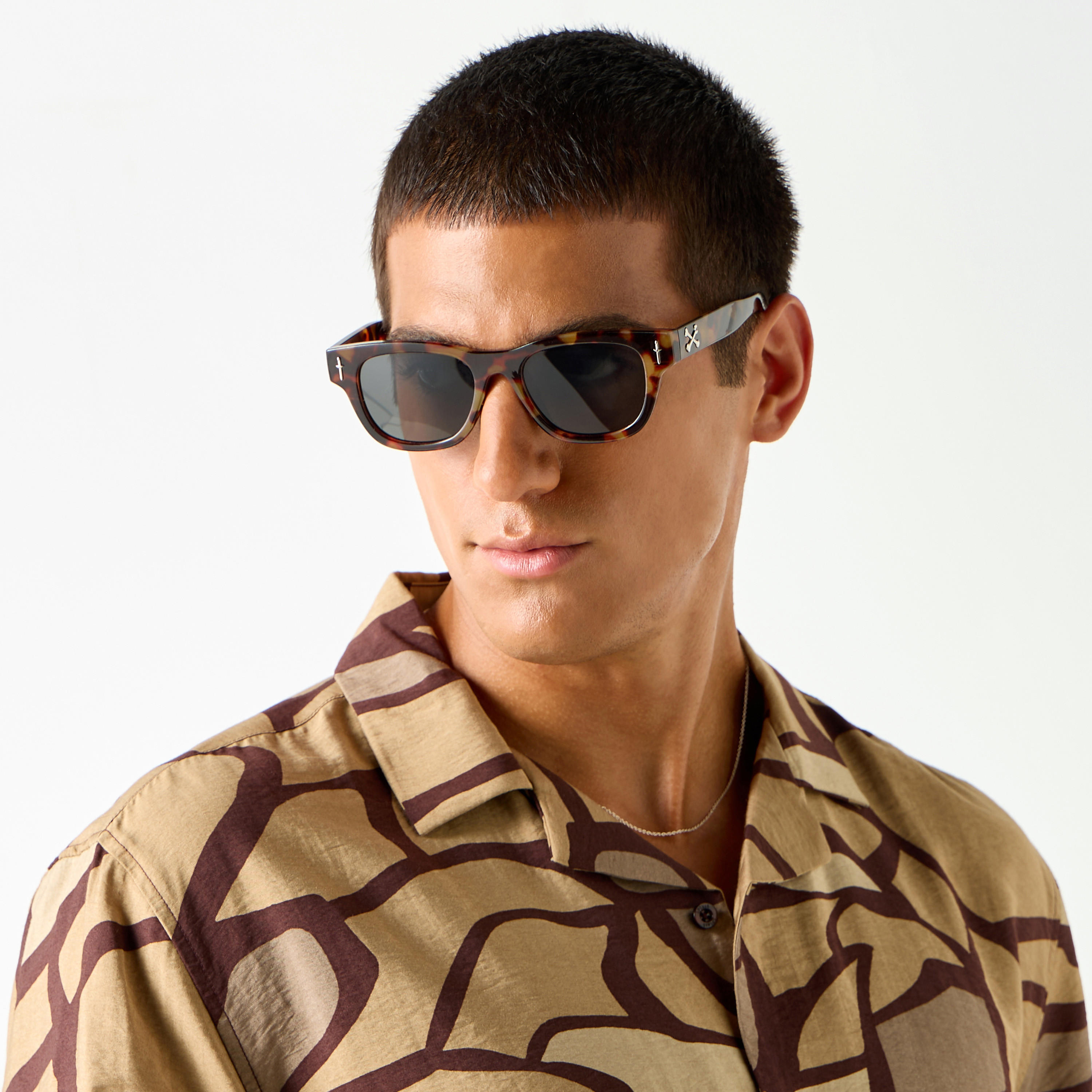 نظارة شمسية بإطار كامل وعدسات ملونة وطبعات-men-sunglasses-image-3