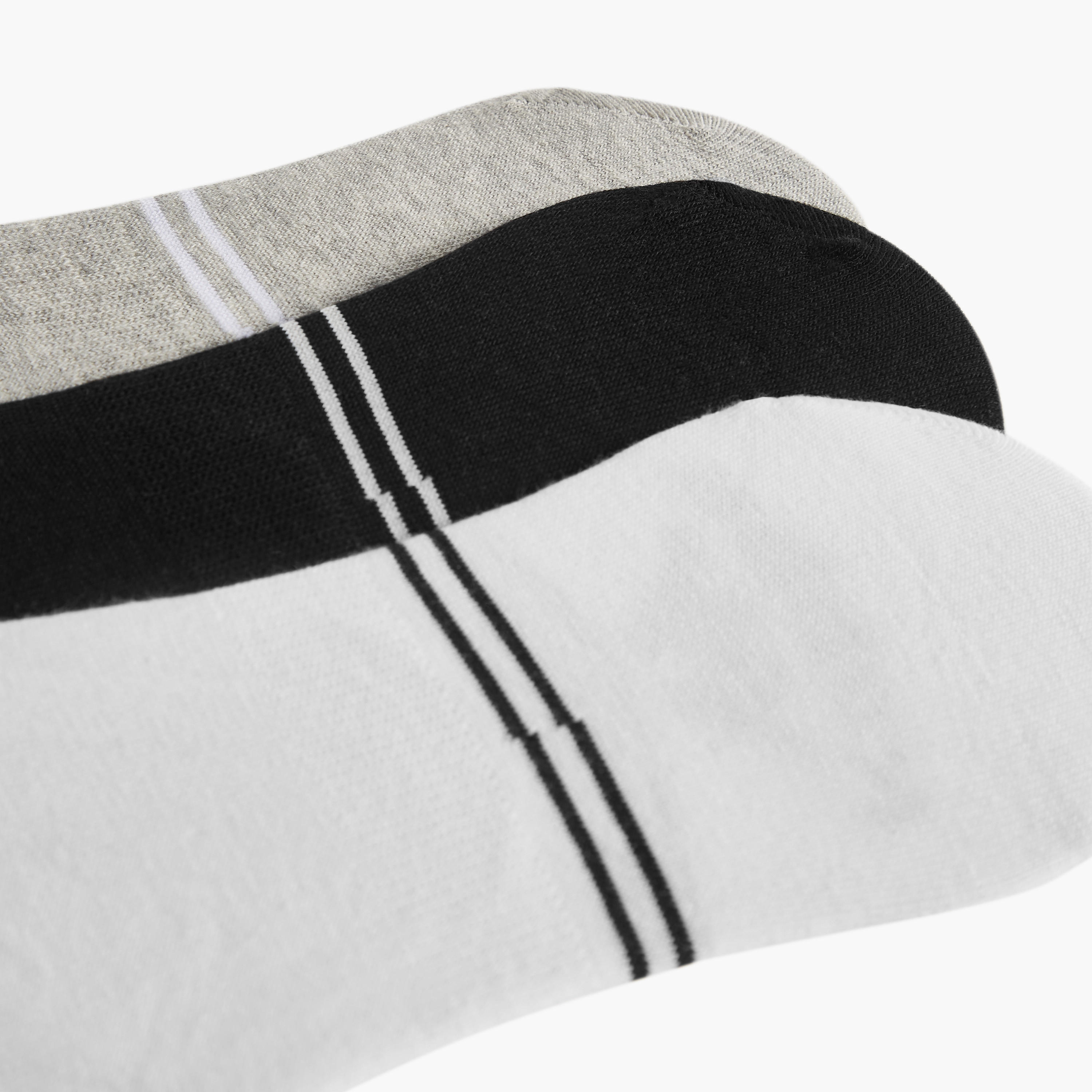 طقم جوارب غير مرئية 3 أزواج بطبعات شعار من كابا-men-socks-image-2