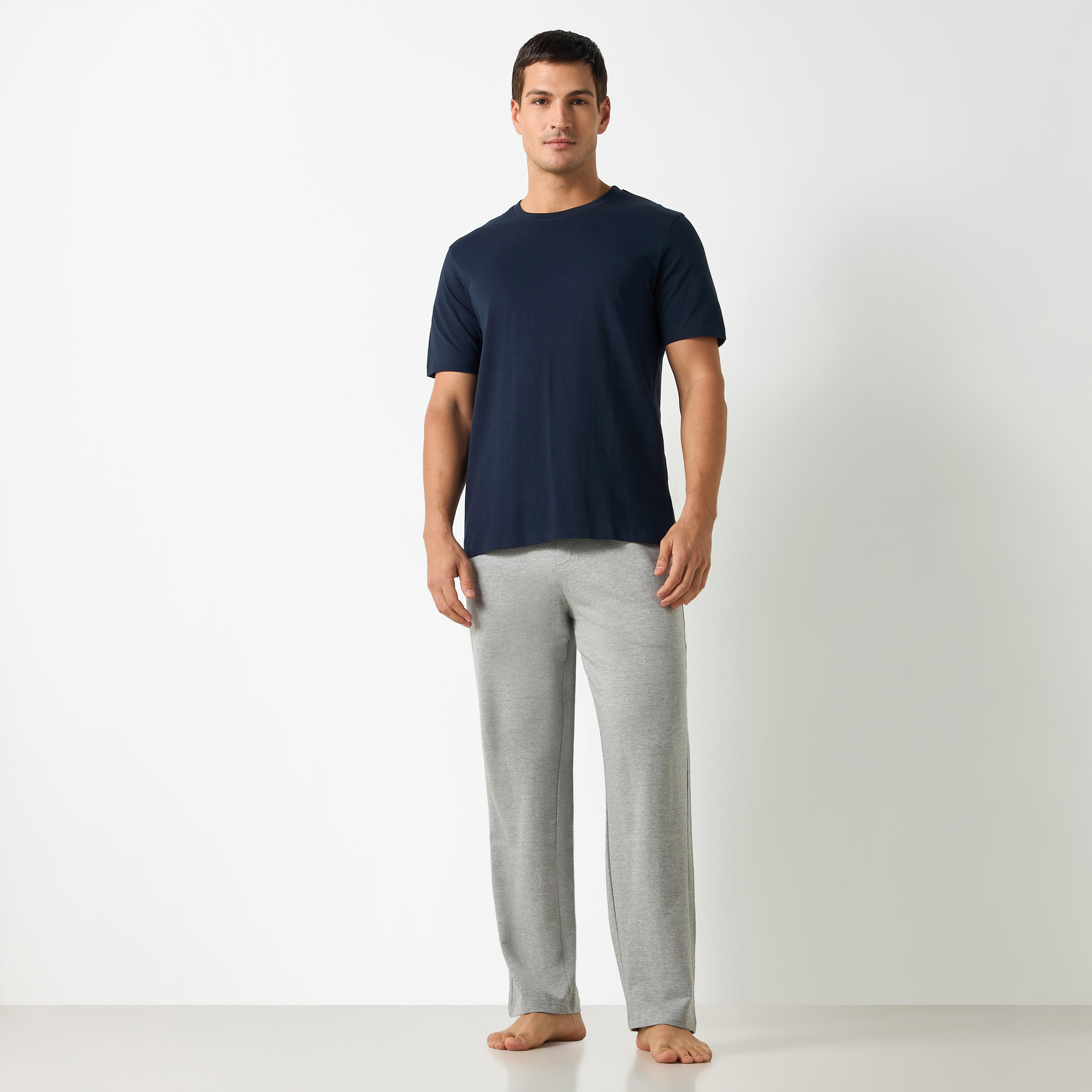 طقم بنطلون بيجاما وتيشيرت بياقة هينلي-men-clothing-nightwear-sets-image-1