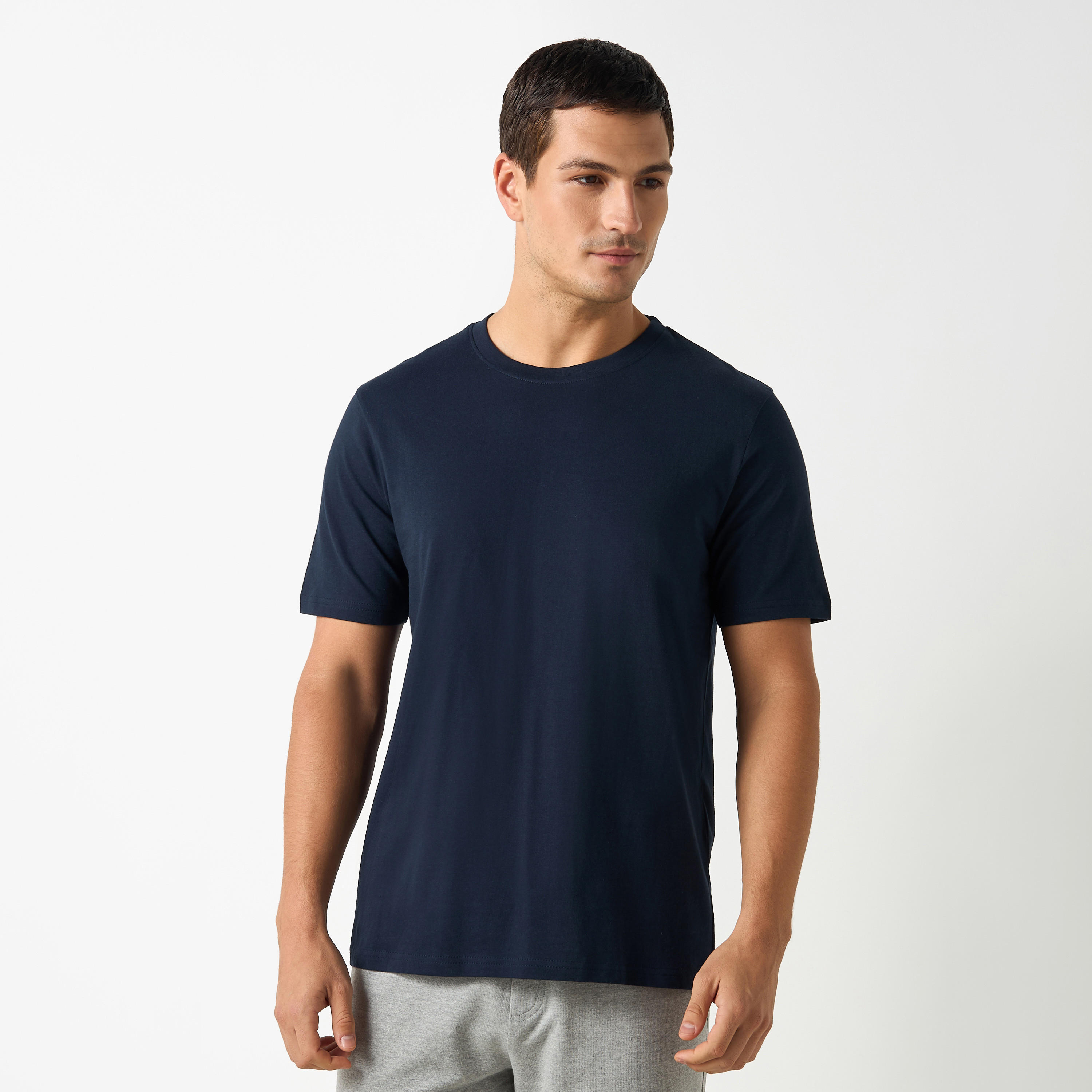 طقم بنطلون بيجاما وتيشيرت بياقة هينلي-men-clothing-nightwear-sets-image-2