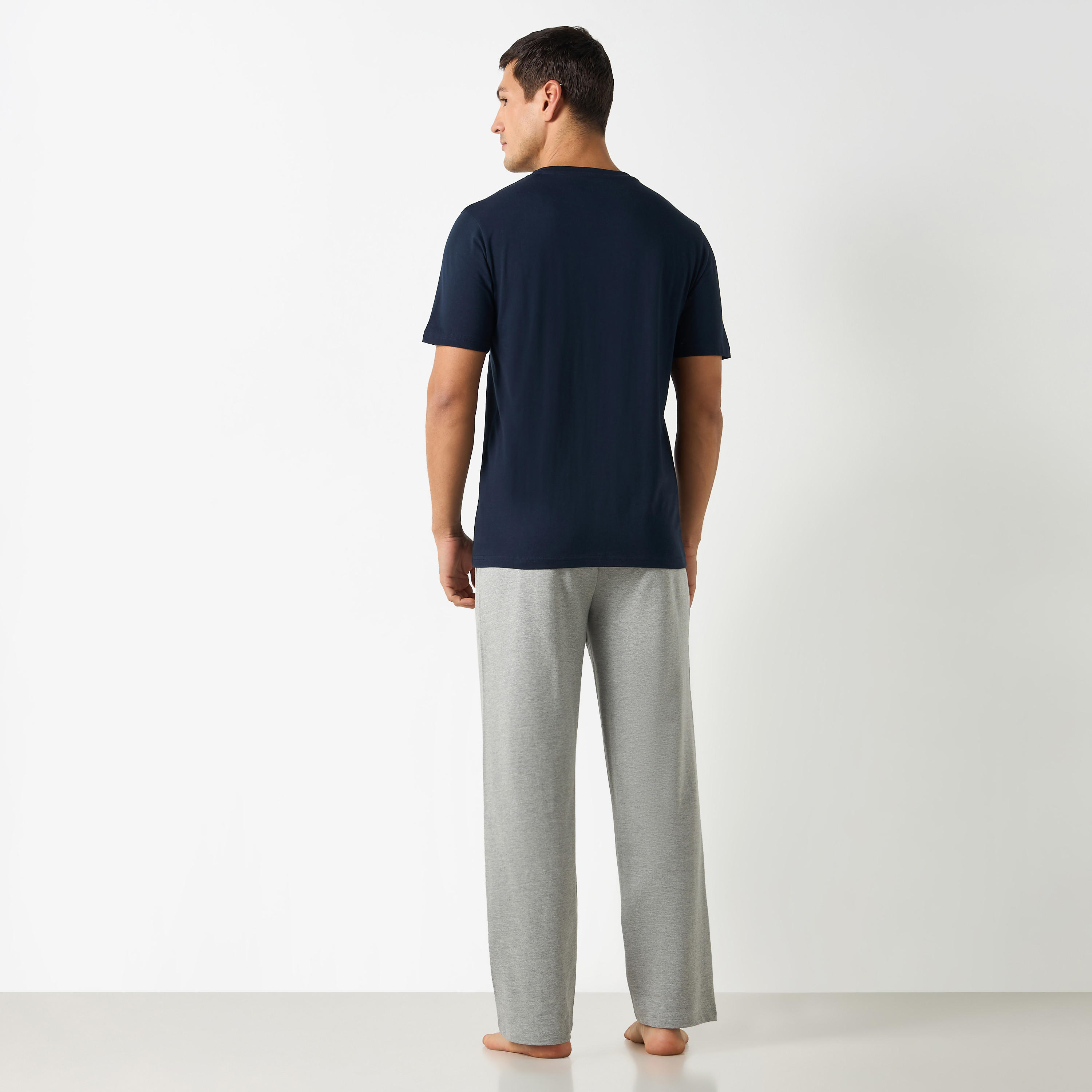 طقم بنطلون بيجاما وتيشيرت بياقة هينلي-men-clothing-nightwear-sets-image-4