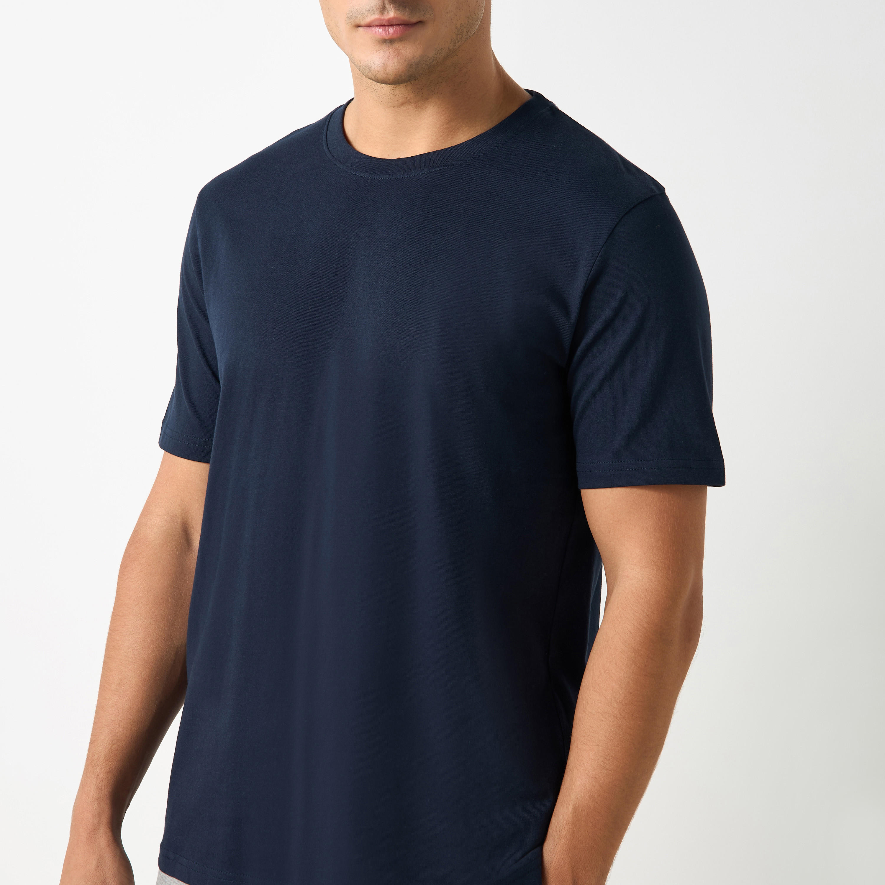 طقم بنطلون بيجاما وتيشيرت بياقة هينلي-men-clothing-nightwear-sets-image-5