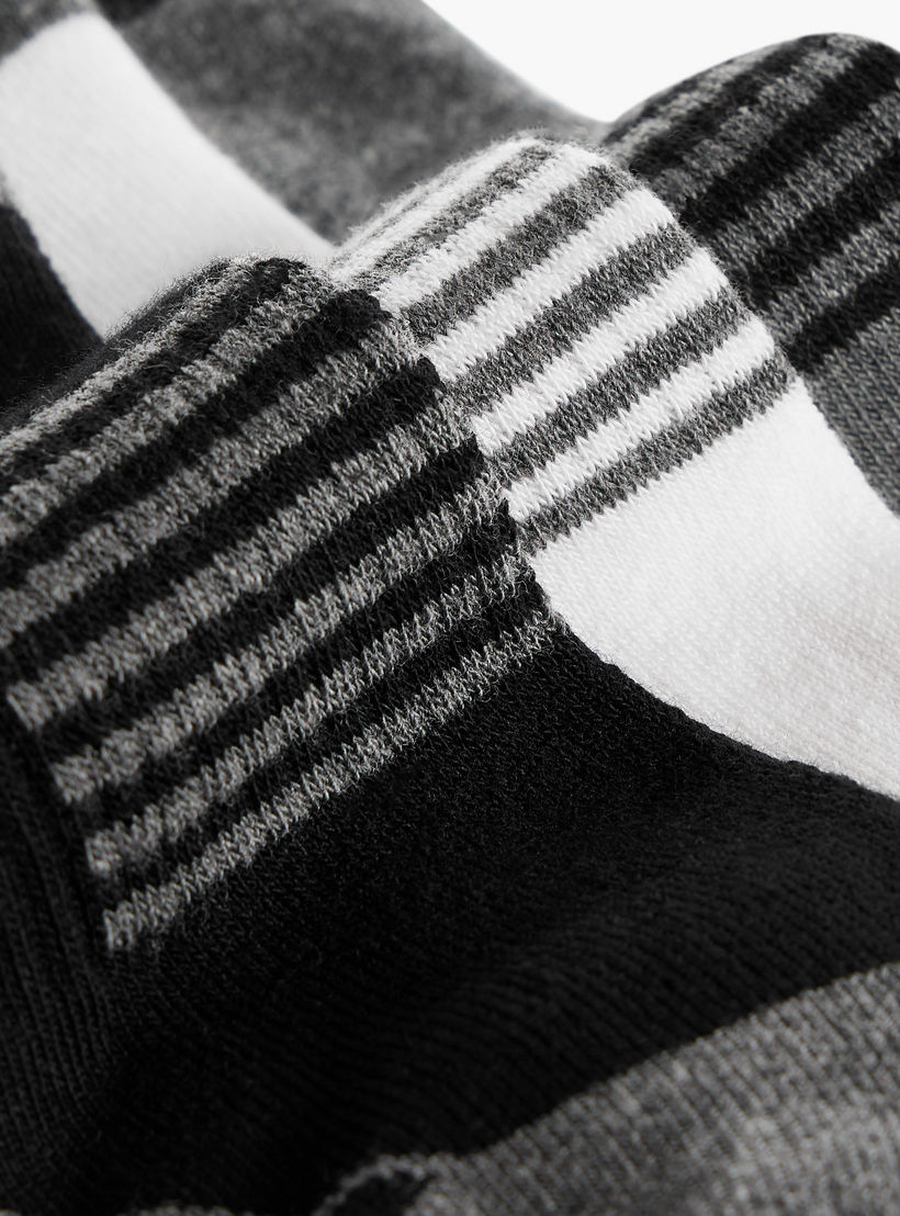 طقم جوارب طول الكاحل 3 أزواج بطبعات الشعار من كابا-men-socks-image-4