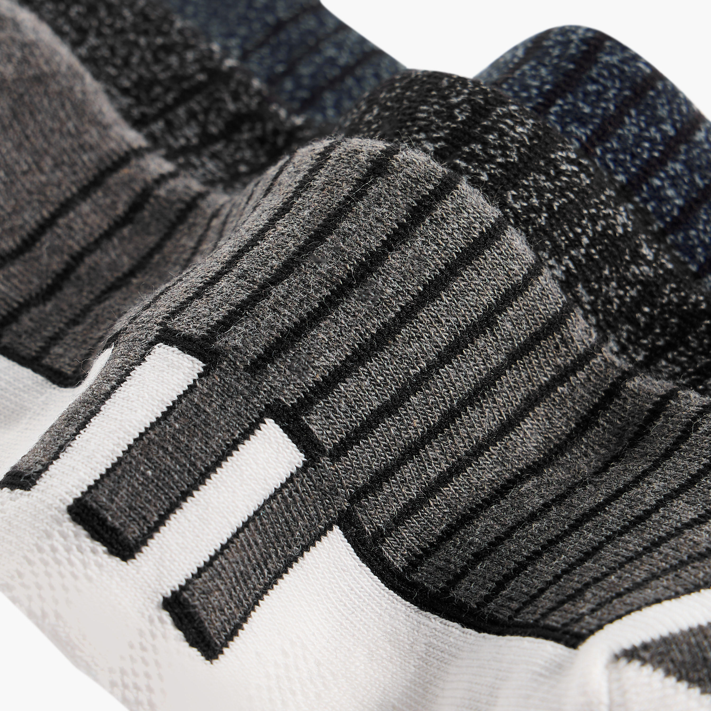 طقم جوارب 3 أزواج بطول الكاحل وطبعات-men-socks-image-3