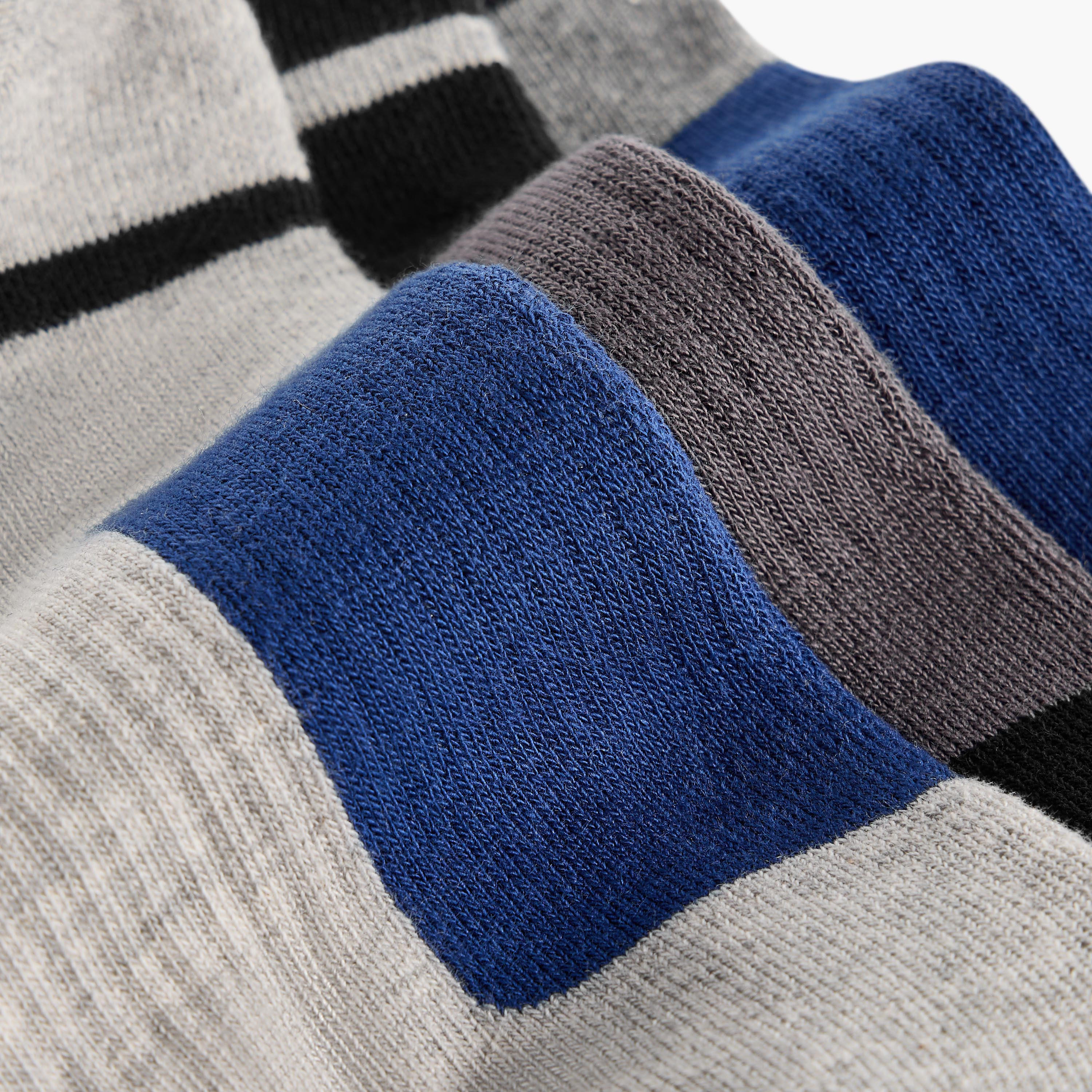 طقم جوارب 3 أزواج بطول الكاحل وطبعات-men-socks-image-4