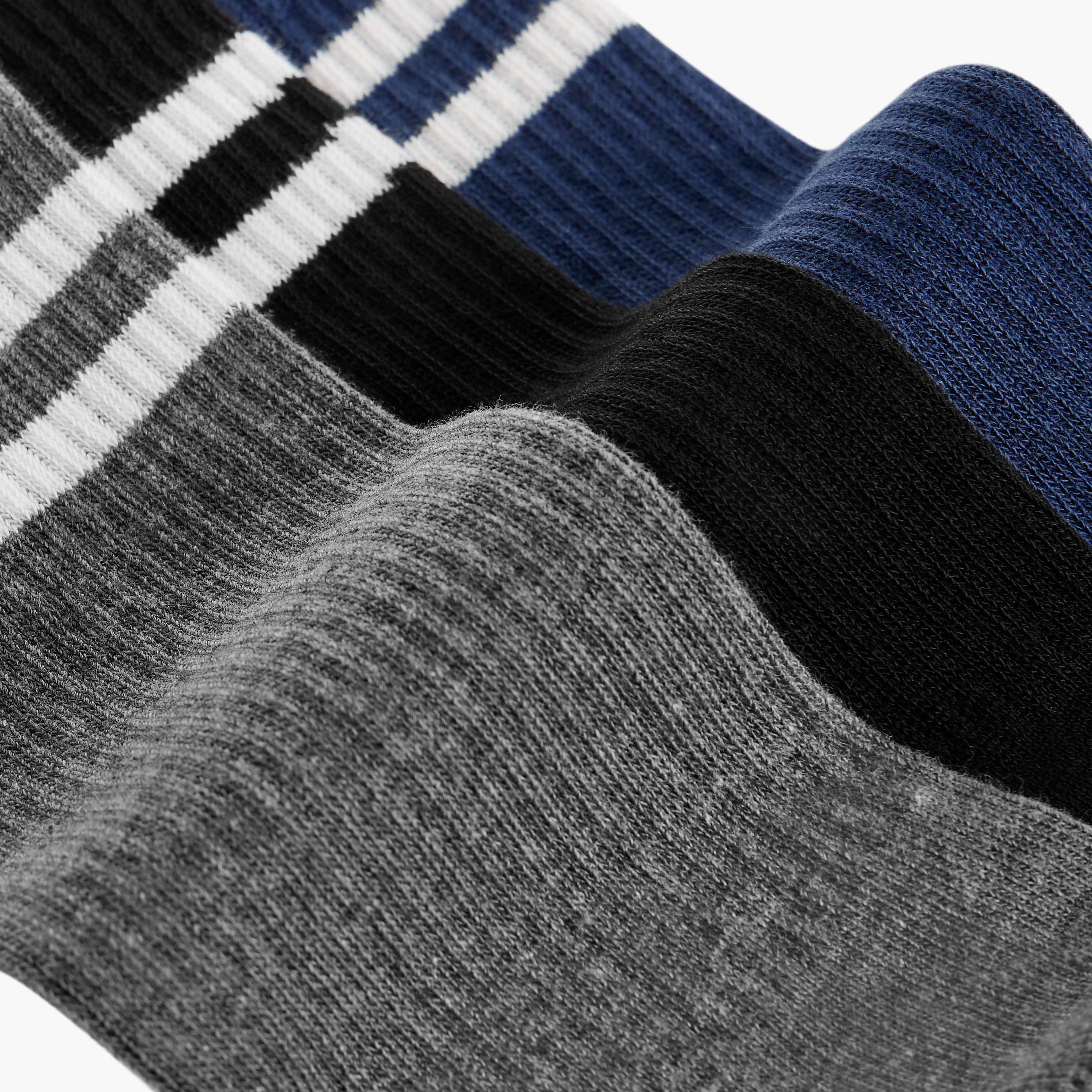 طقم جوارب بطول ربلة الساق 3 أزواج مقلّمة-men-socks-image-4