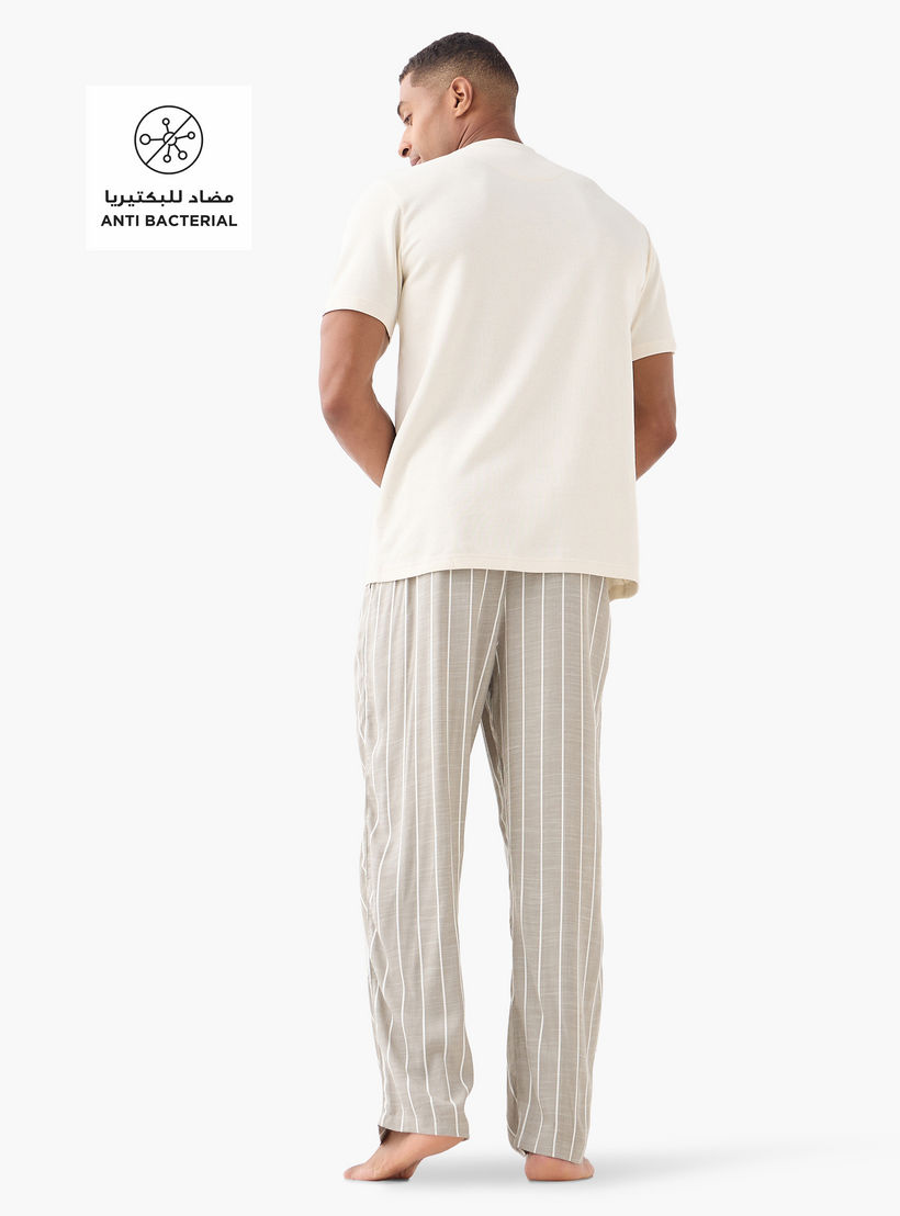 طقم بنطلون بيجاما مخطط وتيشيرت بياقة هينلي-men-clothing-nightwear-sets-image-2