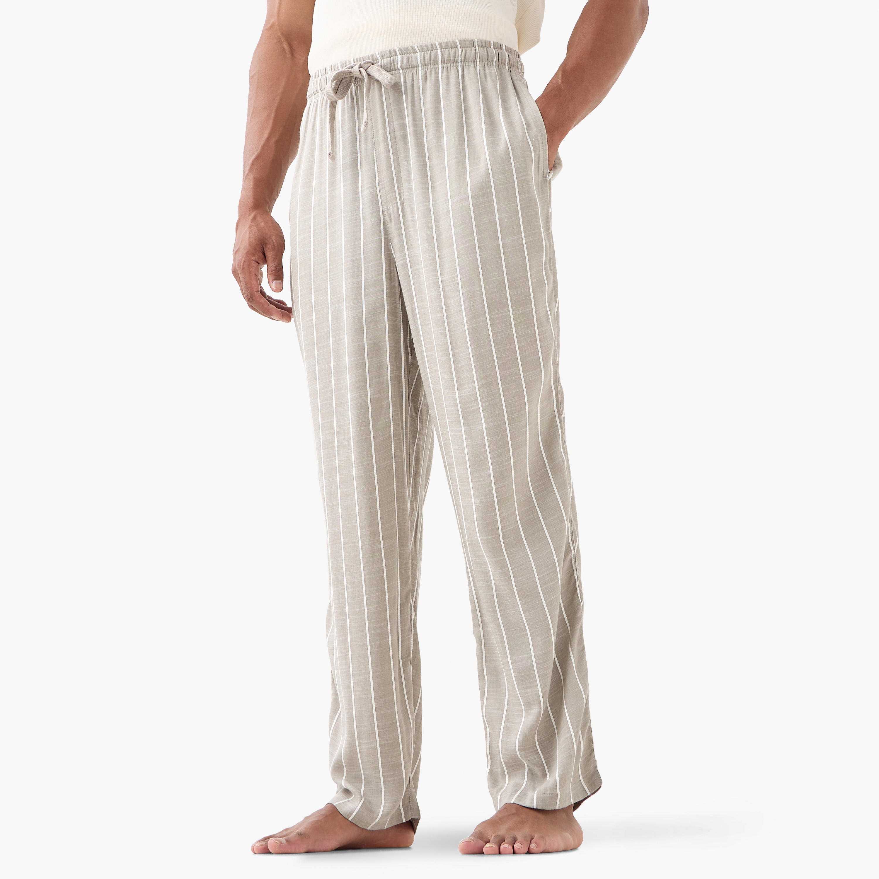 طقم بنطلون بيجاما مخطط وتيشيرت بياقة هينلي-men-clothing-nightwear-sets-image-4