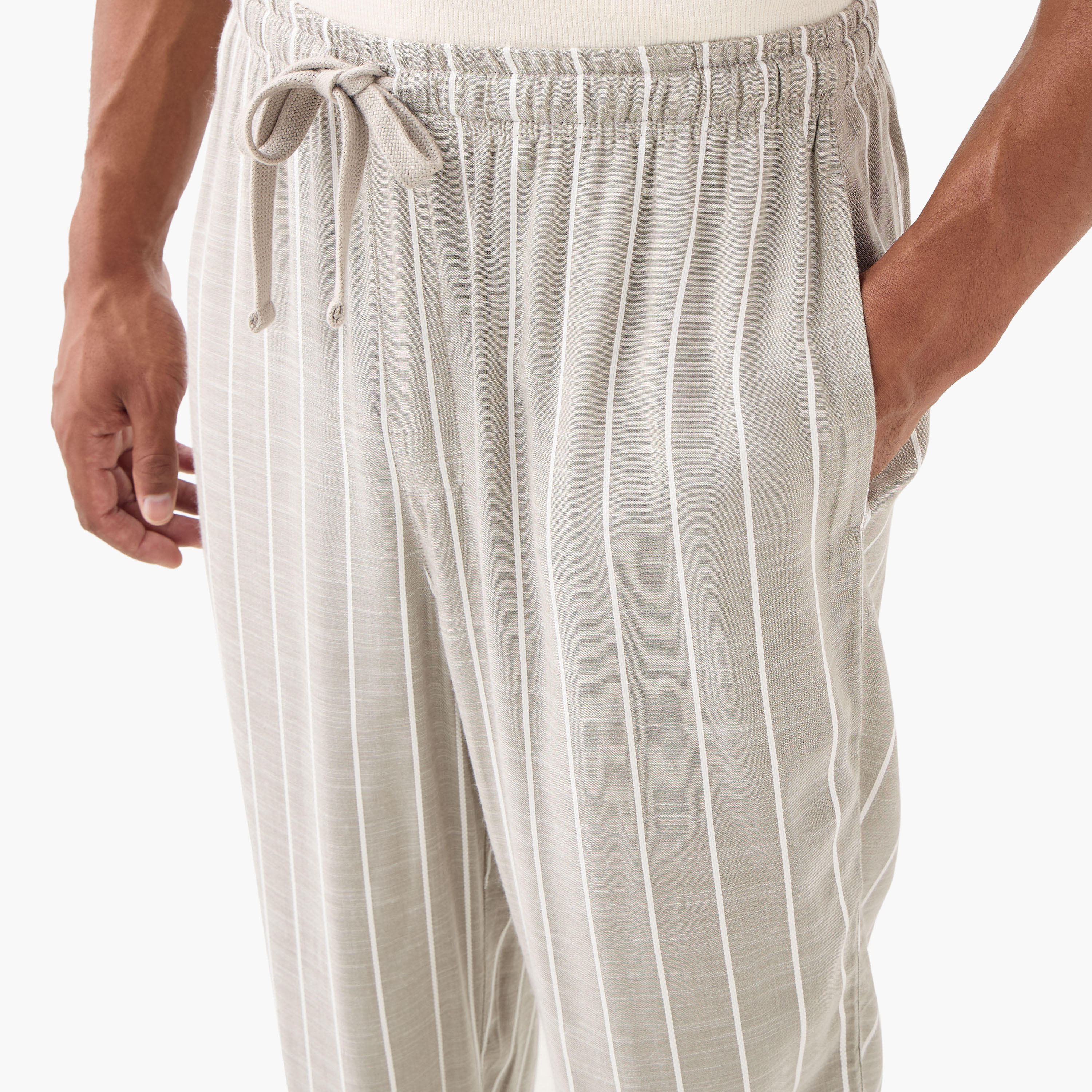 طقم بنطلون بيجاما مخطط وتيشيرت بياقة هينلي-men-clothing-nightwear-sets-image-6