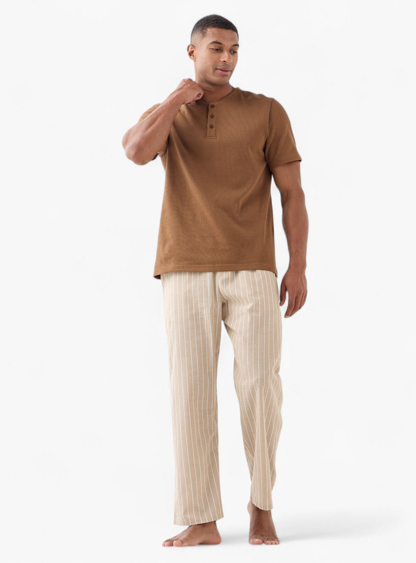 طقم تيشيرت بياقة هينلي وبنطلون بيجاما مخطط-men-clothing-nightwear-sets-image-1