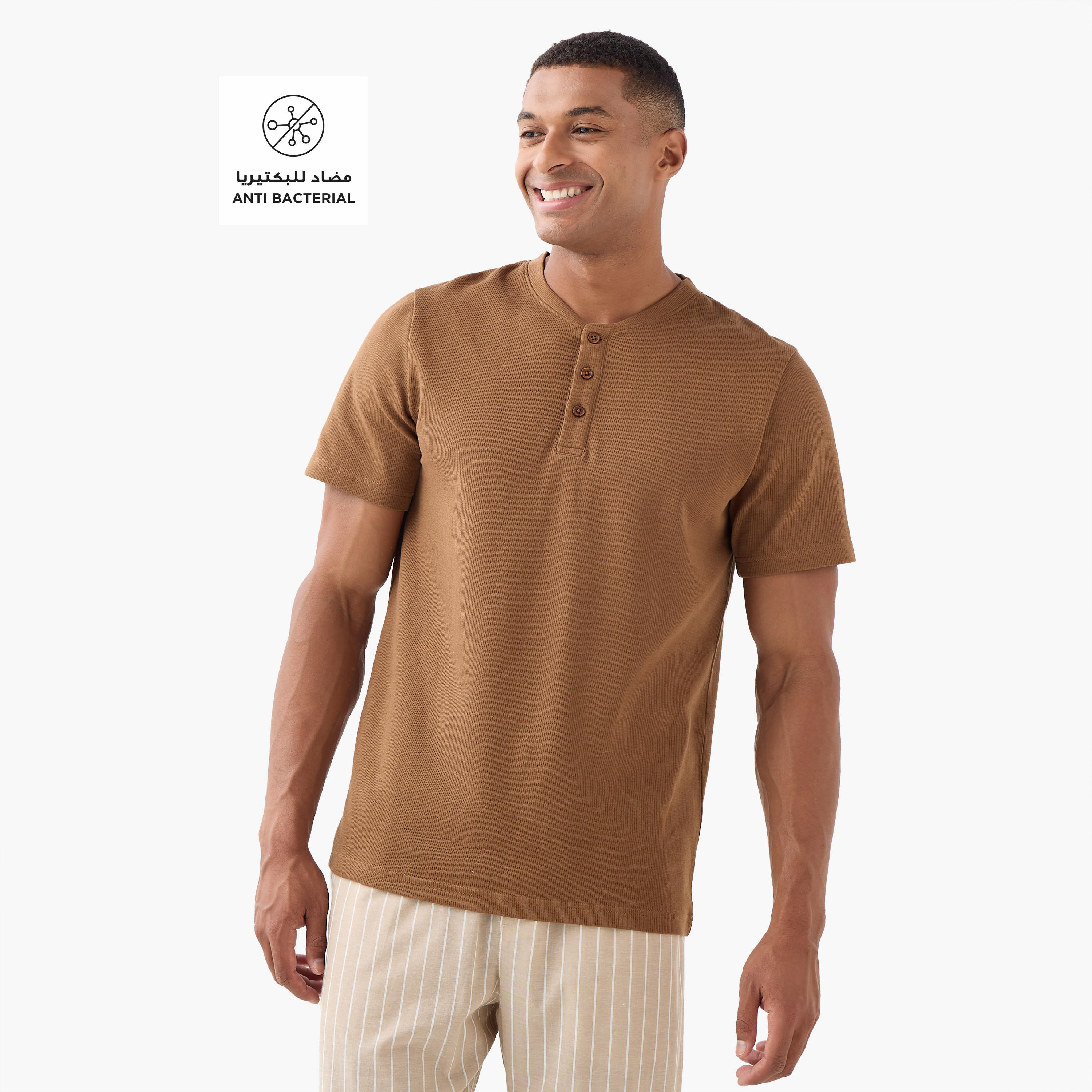 طقم تيشيرت بياقة هينلي وبنطلون بيجاما مخطط-men-clothing-nightwear-sets-image-5