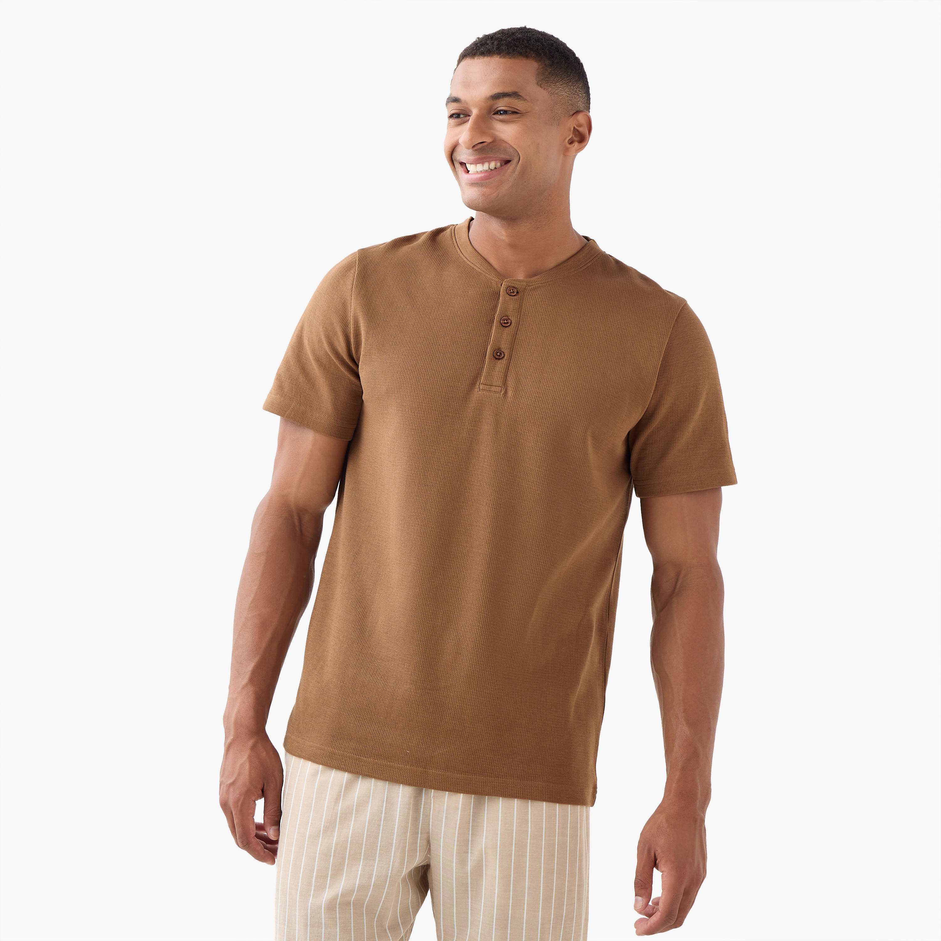 طقم تيشيرت بياقة هينلي وبنطلون بيجاما مخطط-men-clothing-nightwear-sets-image-3