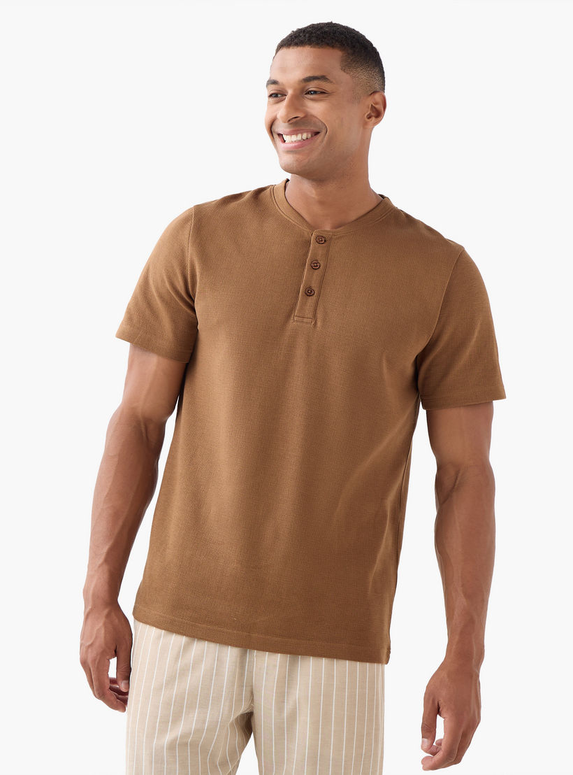 طقم تيشيرت بياقة هينلي وبنطلون بيجاما مخطط-men-clothing-nightwear-sets-image-3